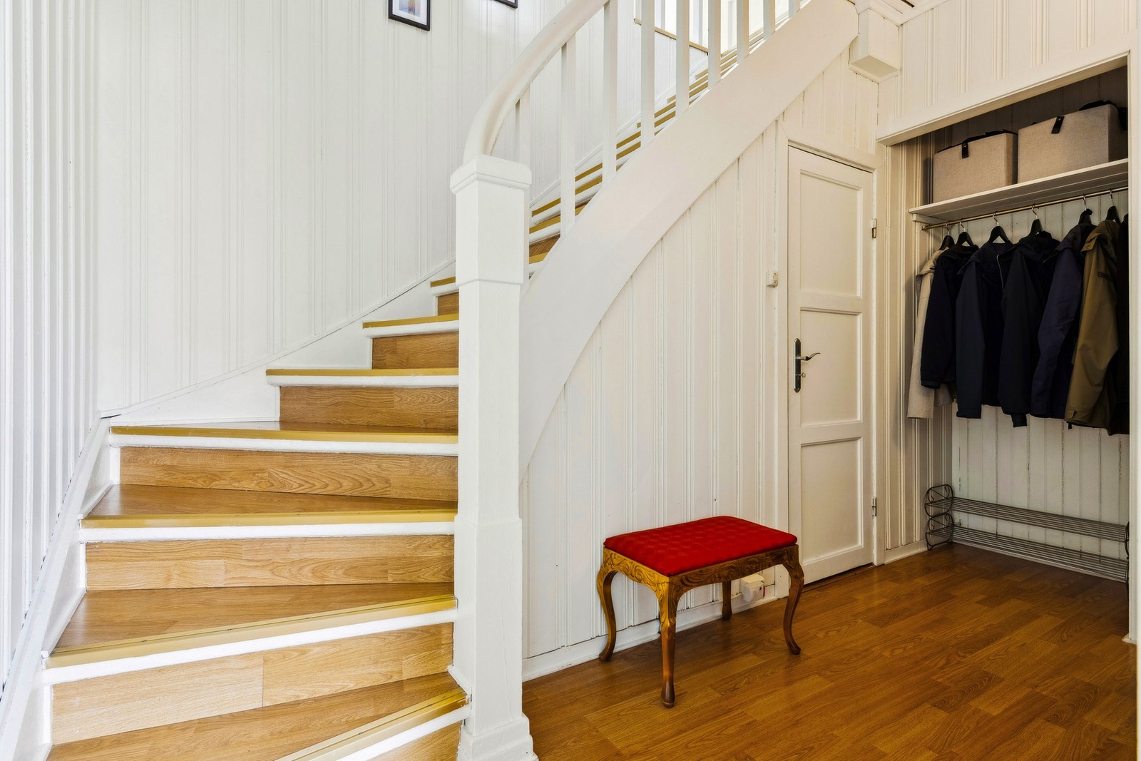 Ved kjøkkenet har du trapp opp til 2. etasje og via døra kommer du ned til kjelleren. Galleribilde