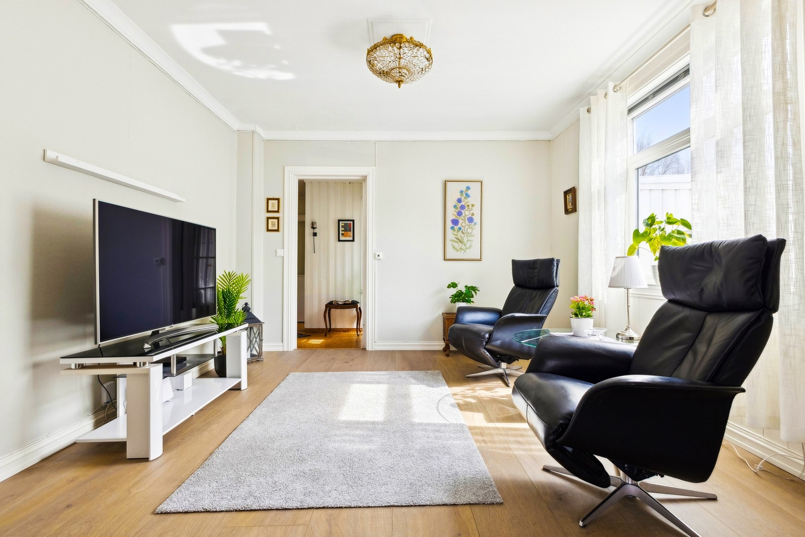 Lun og tilbaketrukket sone for avslapning, perfekt for TV-kvelder eller stille stunder. Galleribilde