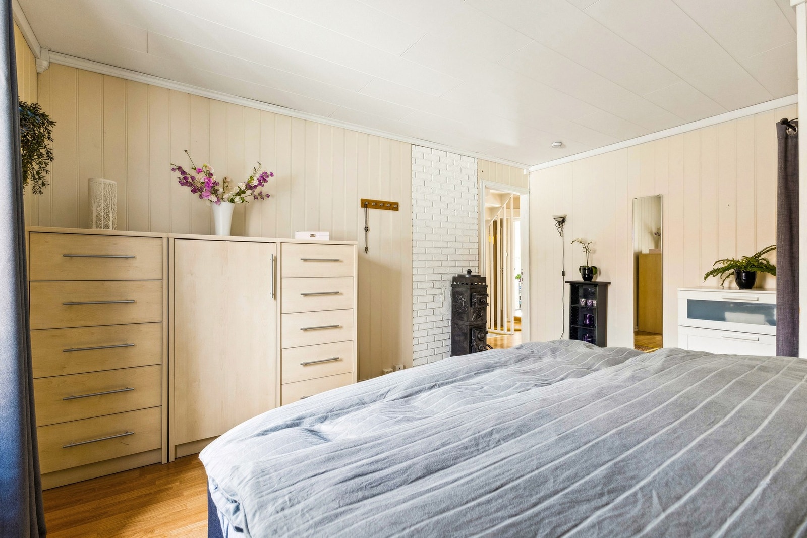 Soverommet har egen utgang til balkong, samt en egen liten vedovn for de kaldeste kveldene. Galleribilde