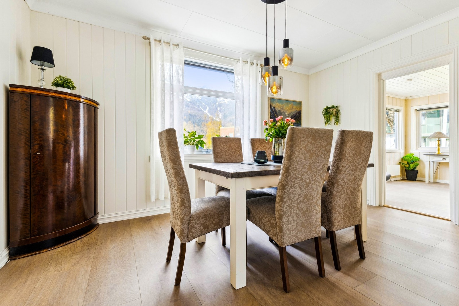 God flyt mellom oppholdsrommene med lys og luftig løsning med plass til det sosiale. Galleribilde