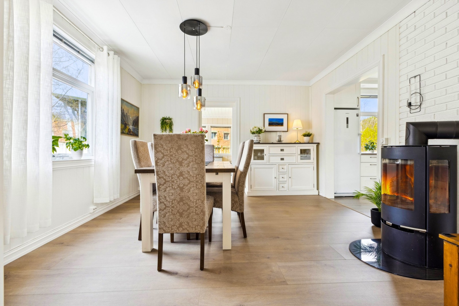 Romslig spisestue i tilknytning til stue og kjøkken, et naturlig samlingspunkt for måltider og selskap. Galleribilde