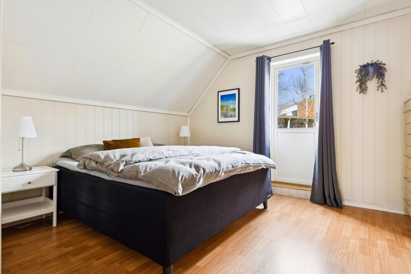 Romslig og lyst hovedsoverom med god plass til dobbeltseng og garderobe. Galleribilde