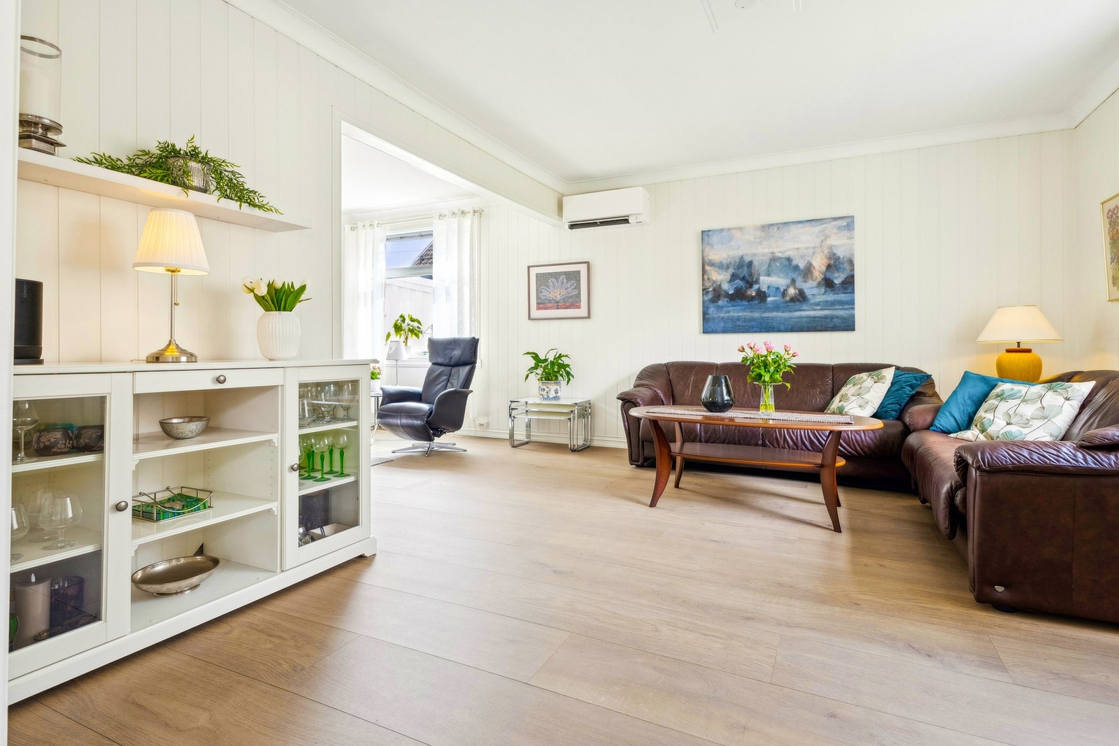 Stue med gjennomlys og god plass til både sofa og lesekrok, her har du fleksible møbleringsmuligheter. Galleribilde