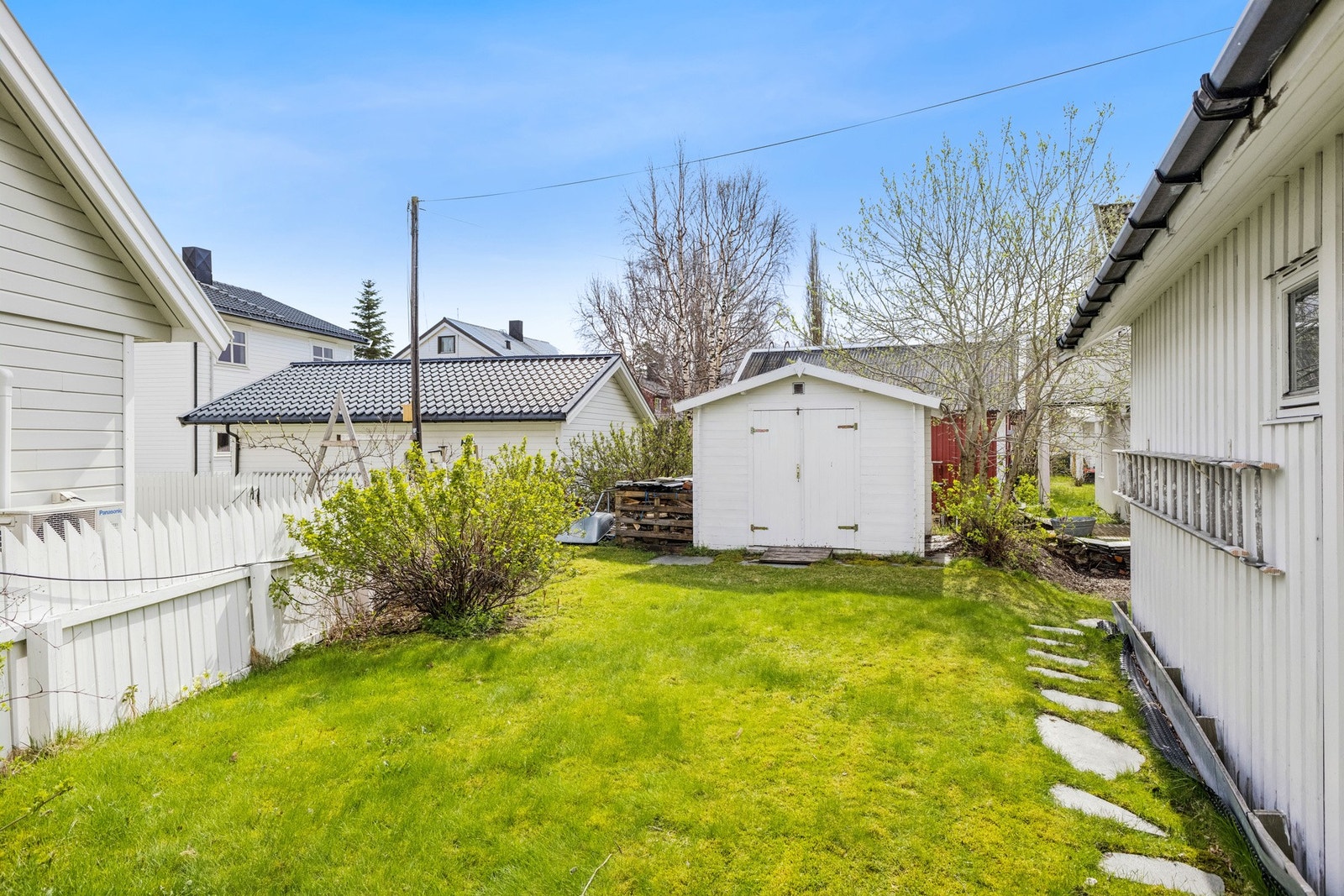 Frittstående utebod med god plass til lagring av hageredskaper mm. Galleribilde