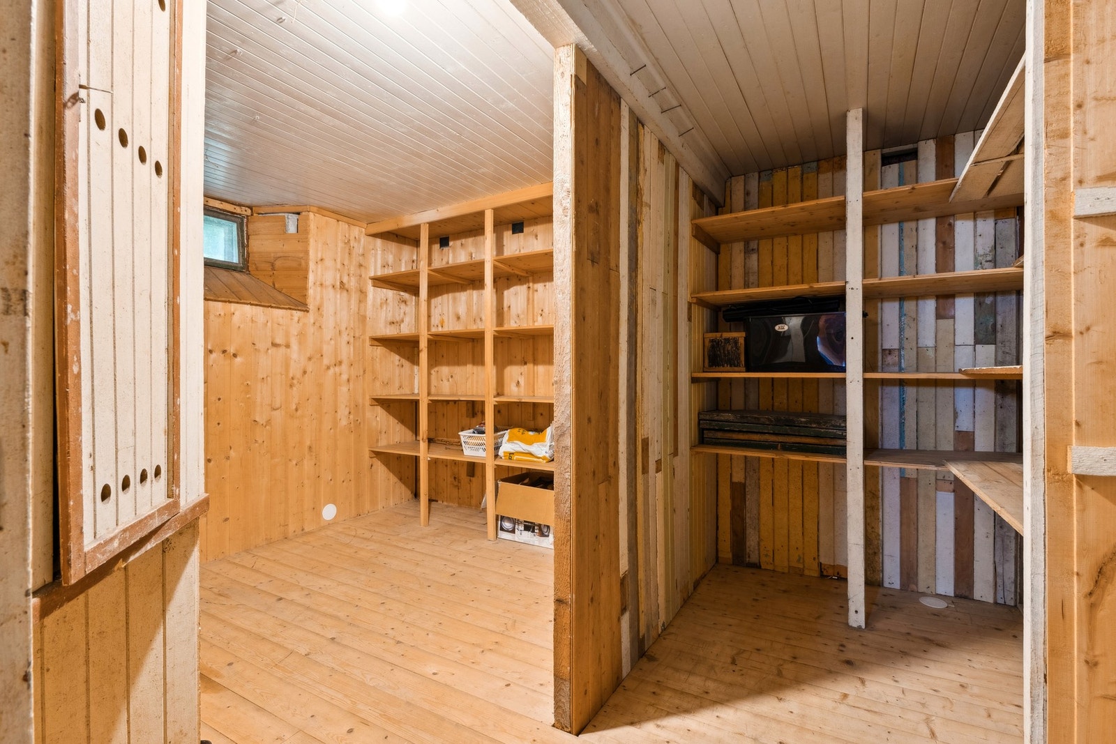 Romslig bod med solid hylleinnredning og god lagringskapasitet. Galleribilde