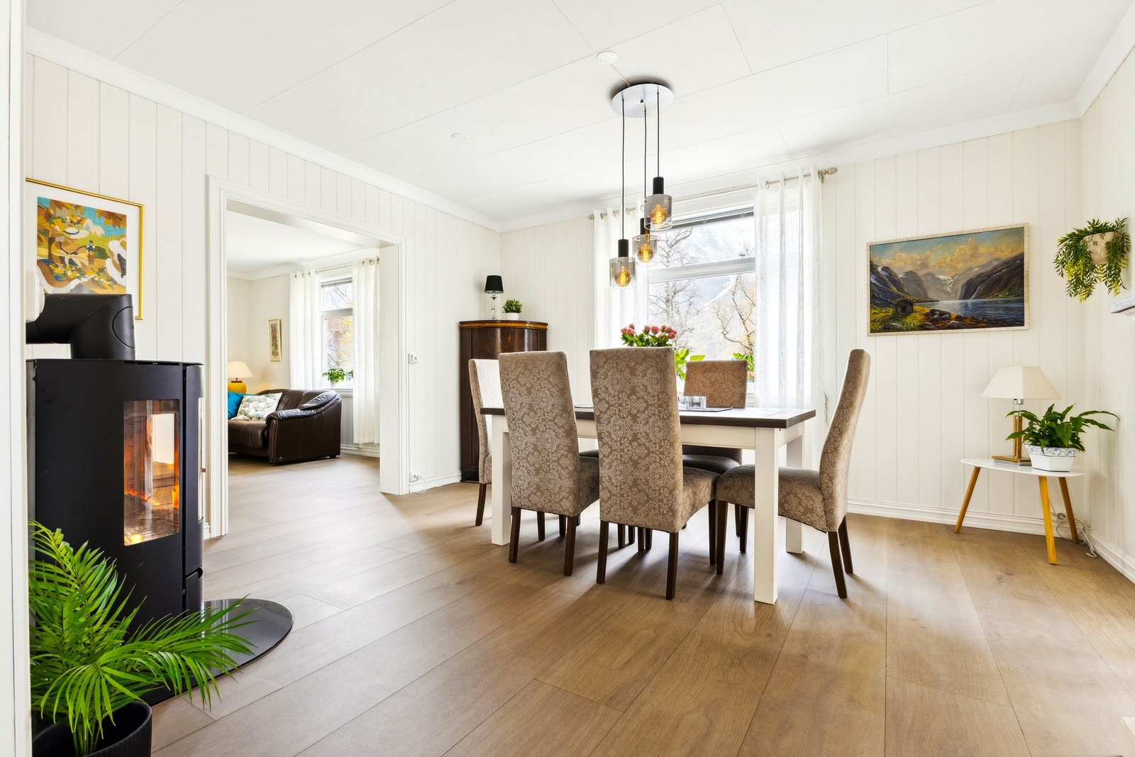 Boligen varmes opp med vedfyring og varmepumpe fra 2022. Galleribilde