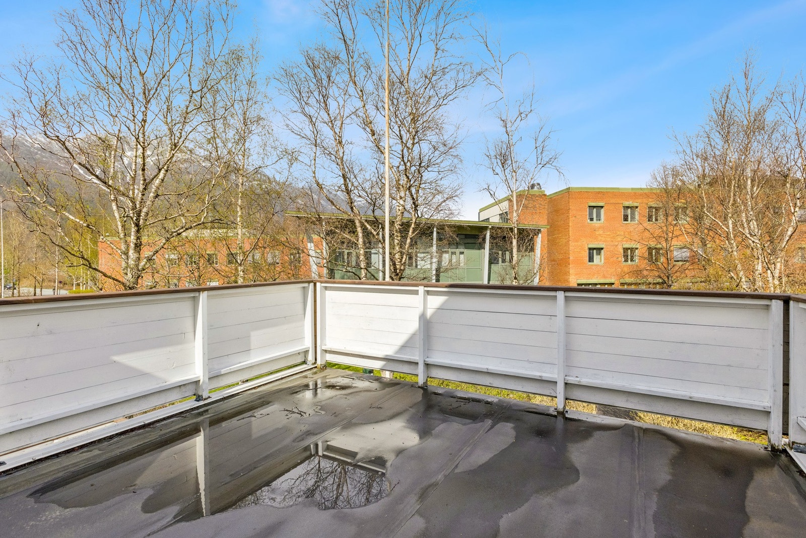 Egen romslig terrasse med utgang fra soverommet. Her får du ettermiddagssola! Galleribilde