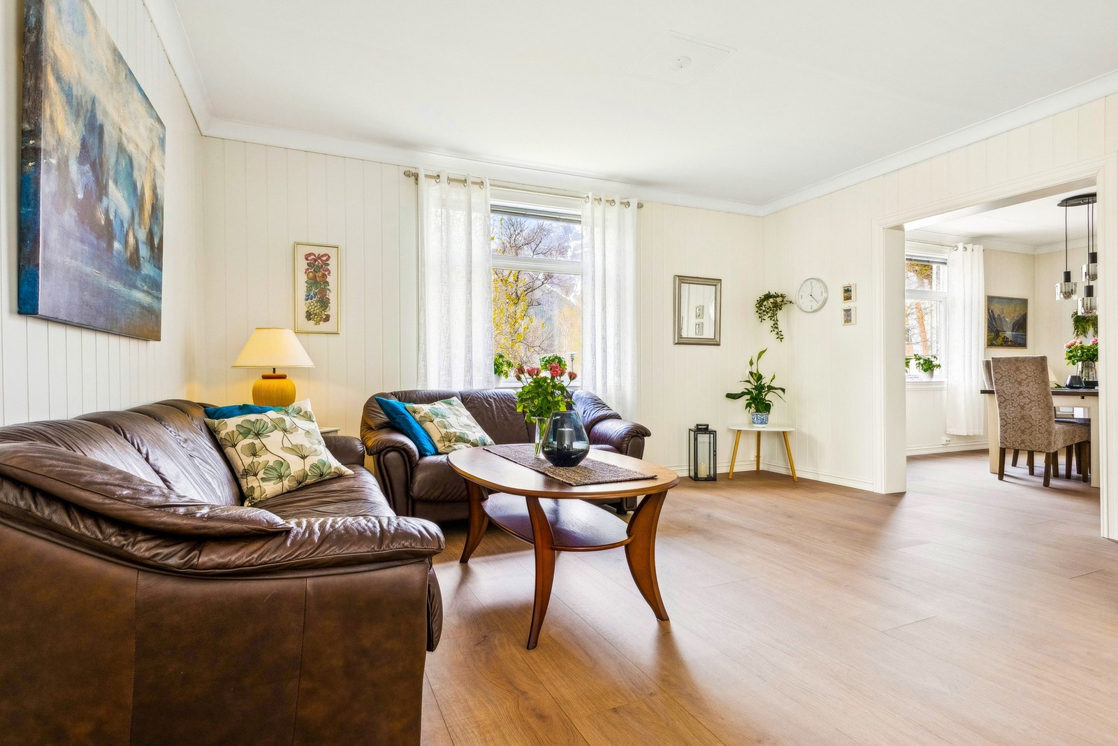 I stue og spisestue er det varme i gulvet. Her er pusset opp i 2021/2022. Galleribilde