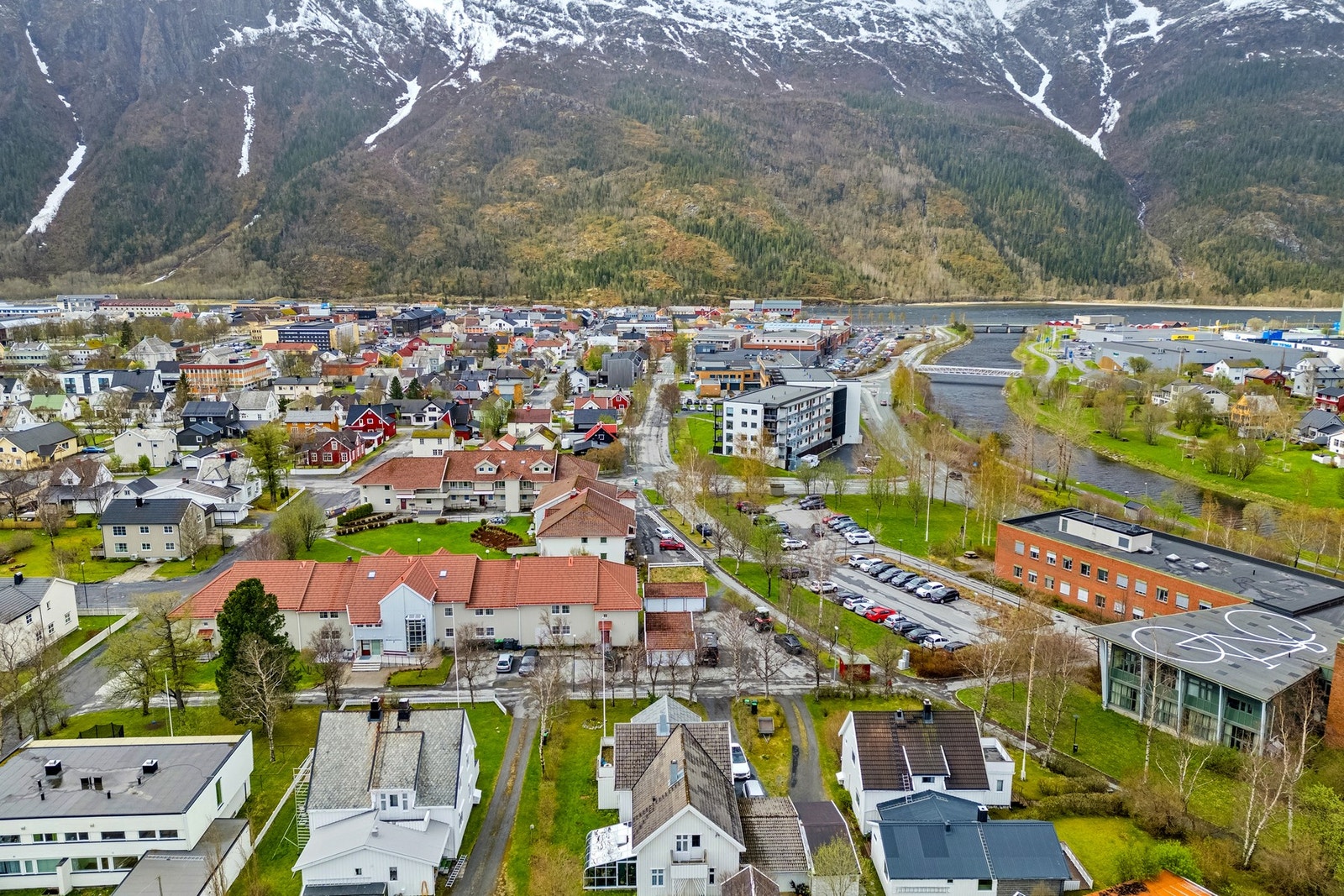 Oversiktsbilde som viser eiendommens plassering og nærområdet. Galleribilde