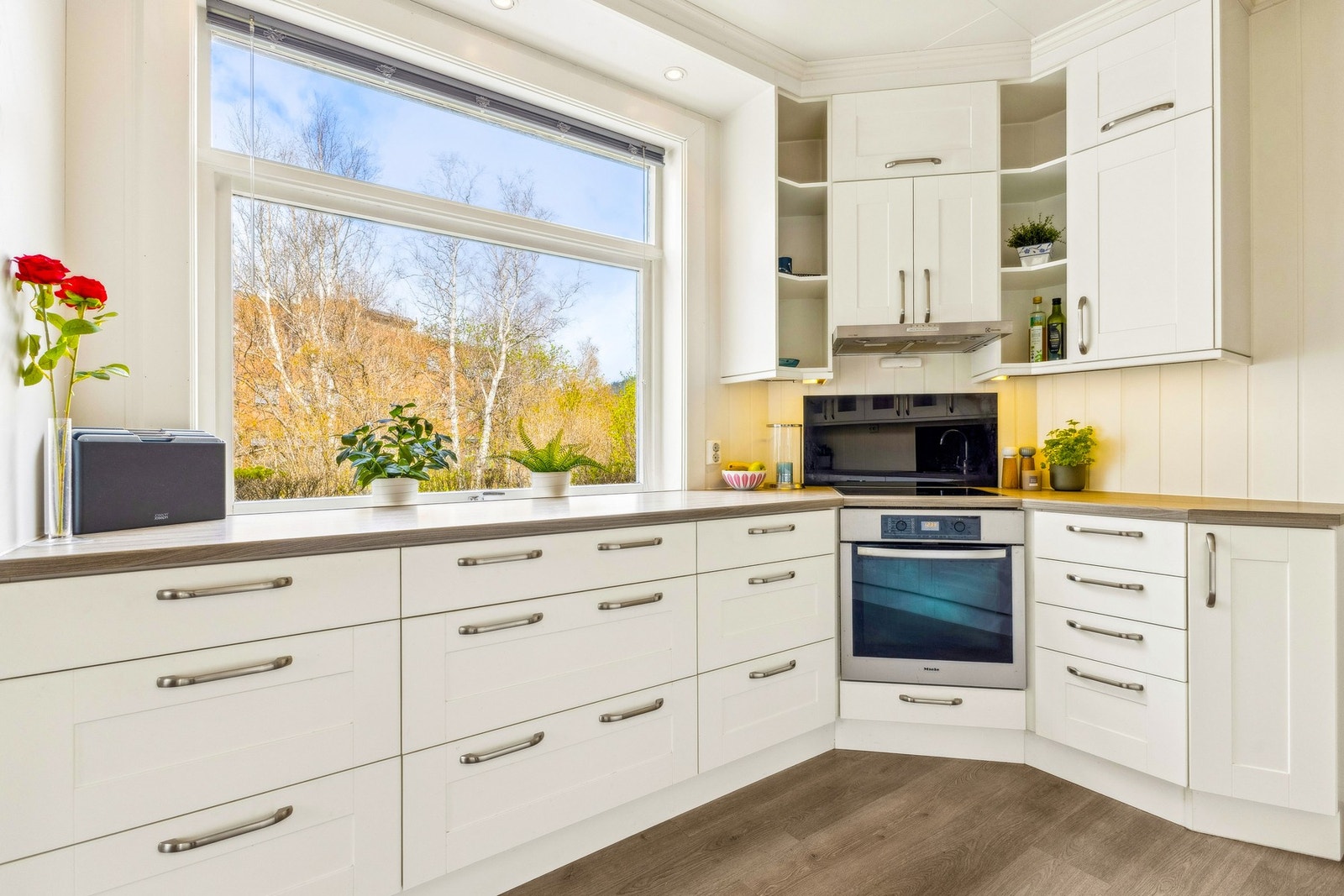 Tidløst kjøkken med integrerte hvitevarer og god arbeidsflyt - både stilrent og effektivt. Galleribilde