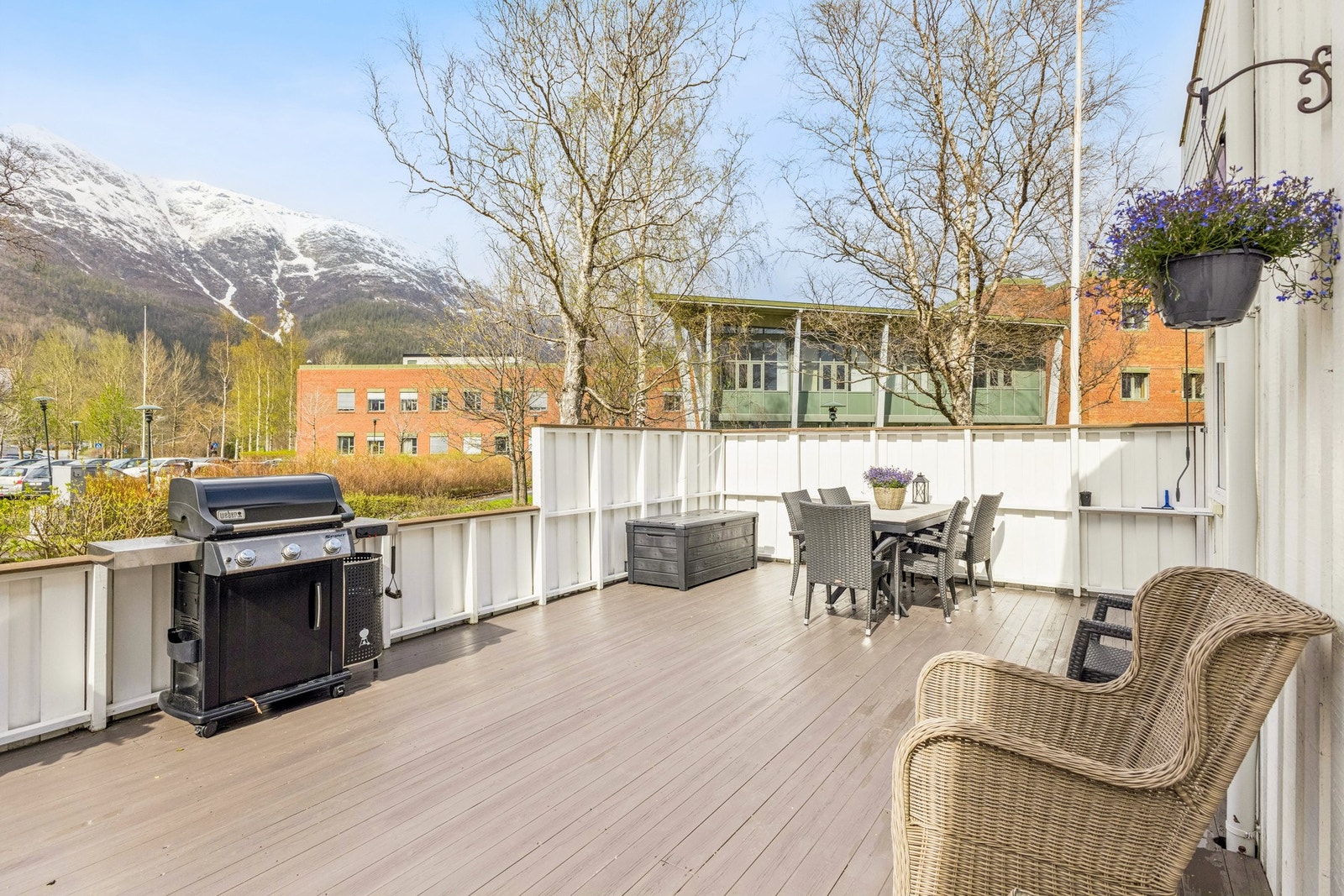 Nydelig utsyn fra terrassen med glimt av fjellene og skjermet beliggenhet. Galleribilde