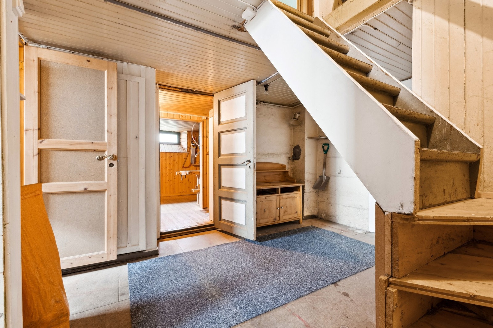 Mellomgang til flere boder i kjeller. Galleribilde