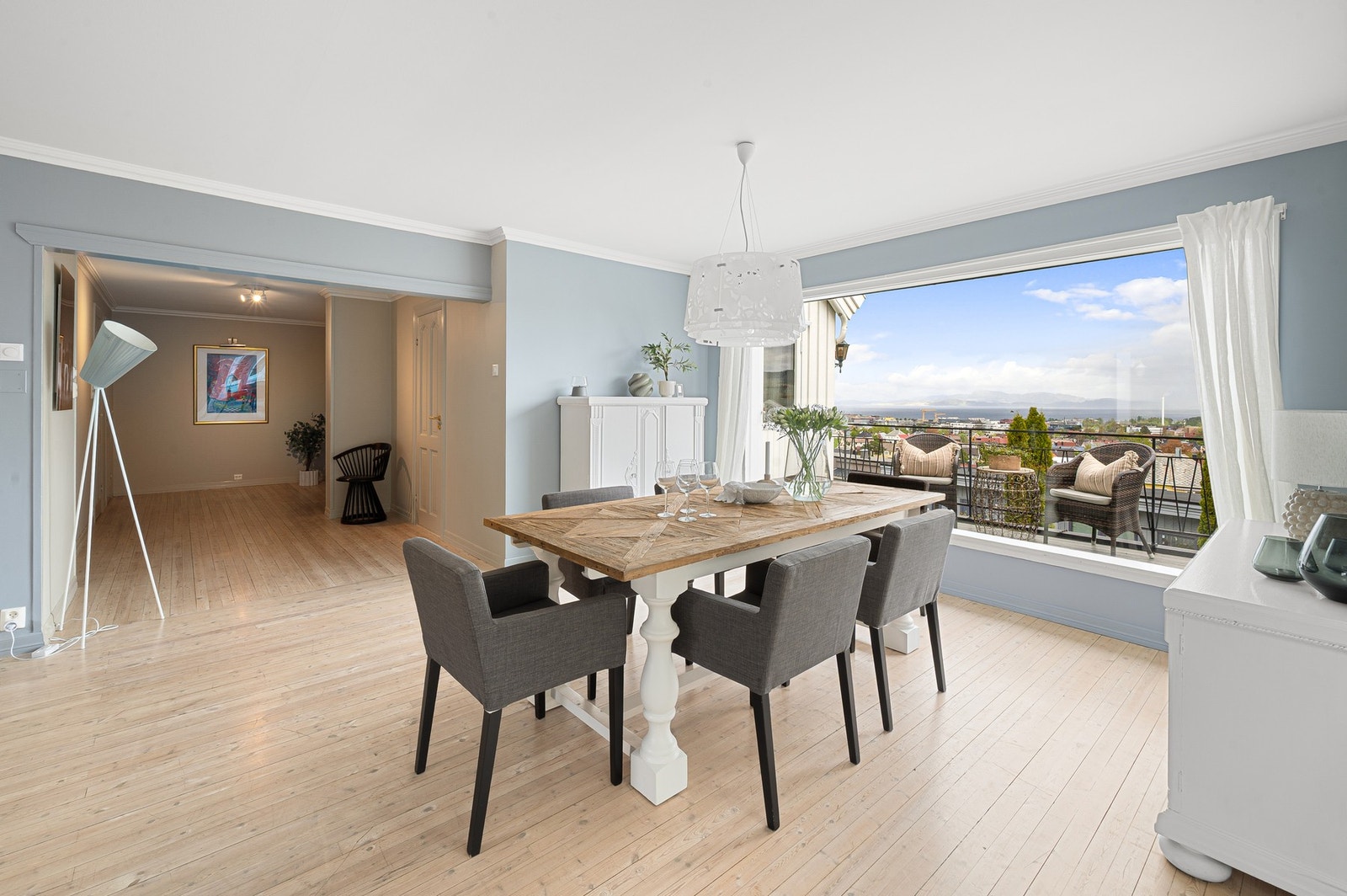 Her kan du dekke langbord til gjester med en nydelig utsikt som ramme - balkongen inviterer til sosiale måltider både ute og inne. Galleribilde