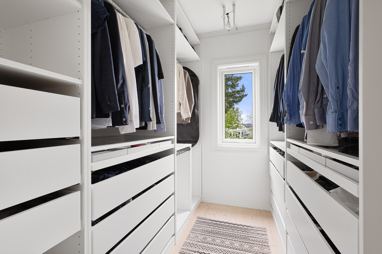 Praktisk omkledningsrom med oversiktlig innredning. Galleribilde