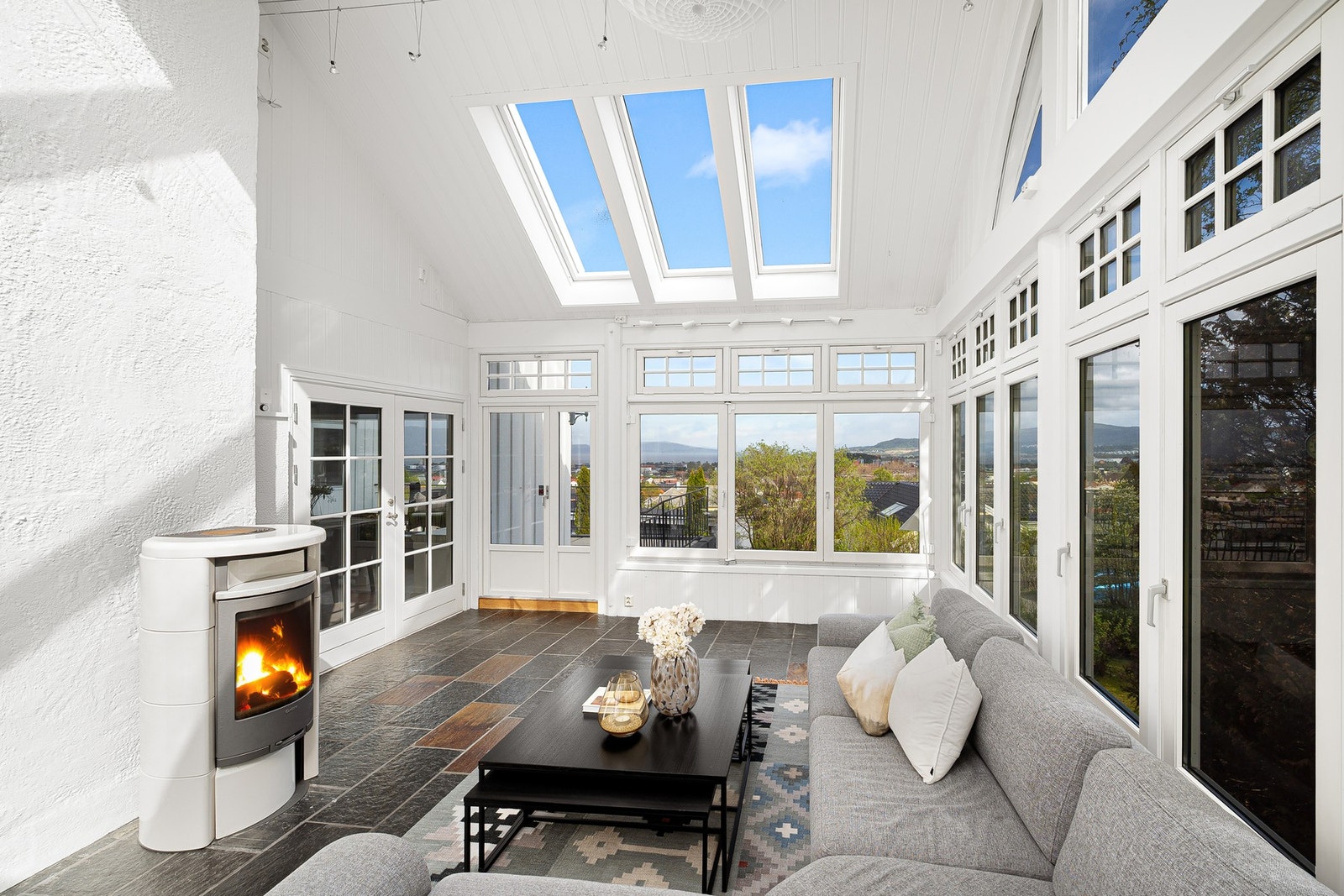 Husets vinterhage er et lyst og trivelig oppholdsrom med store vindusflater og takvinduer som slipper inn rikelig med dagslys. Galleribilde