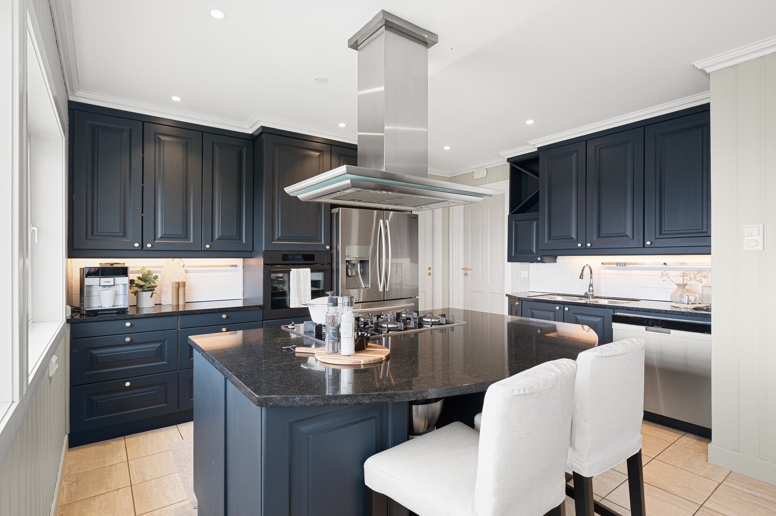 Kvalitetskjøkken med god skapplass, granitt benkeplate og moderne hvitevarer. Galleribilde