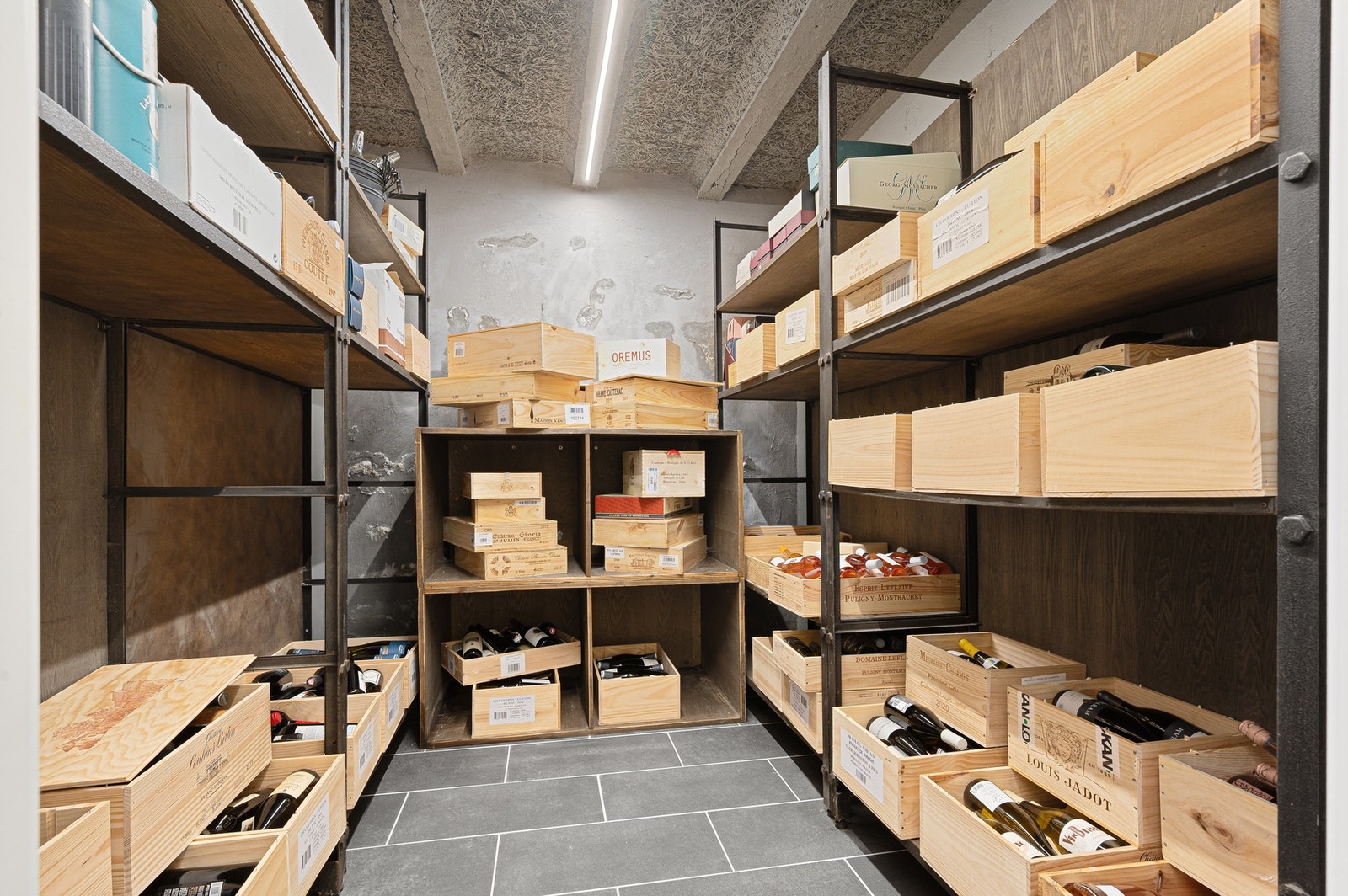 I sokkeletasjen finner du også en innredet vinkjeller med plass til praktisk lagring av vin og drikkevarer. Galleribilde