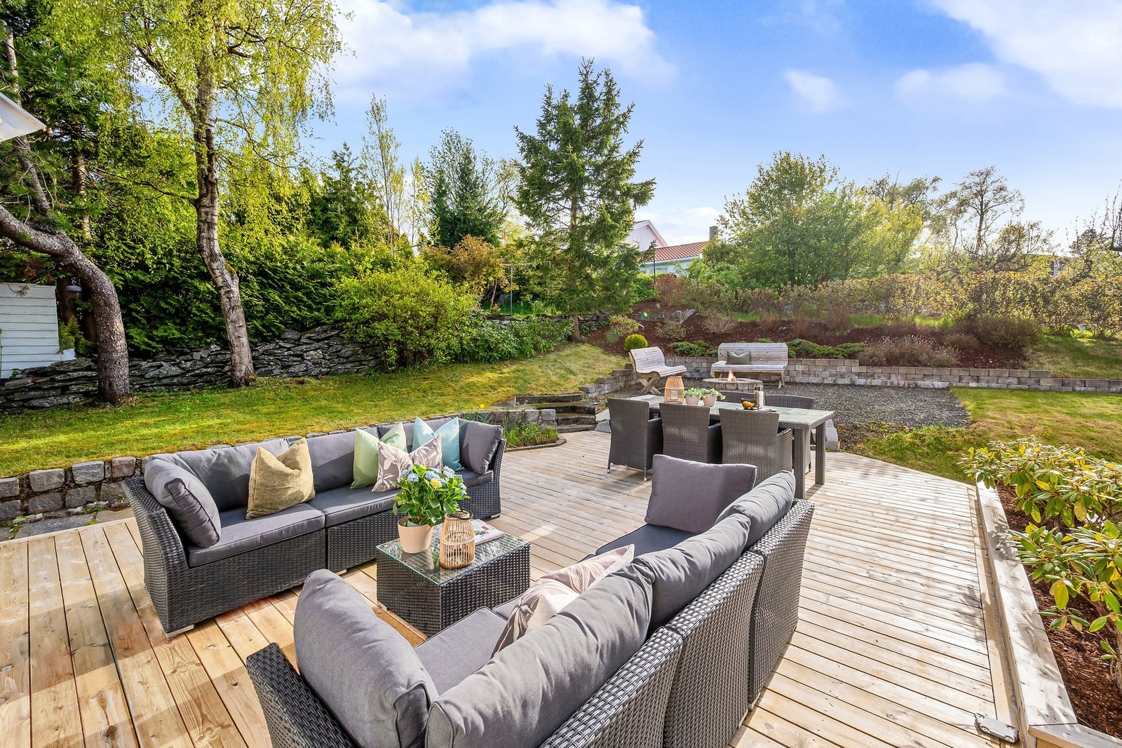 I tilknytning til vinterhagen finner du et solrikt uteområde med rom for både avslapning og sosiale sammenkomster. Galleribilde