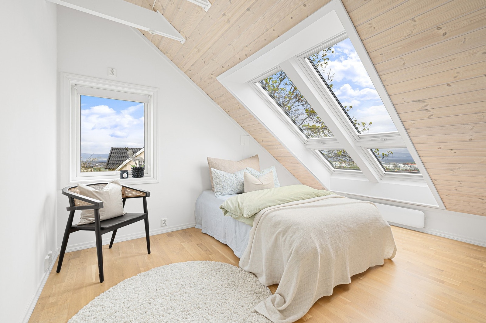 Soverom med nydelig utsyn over byen og to store takvinduer som slipper inn godt med lys. Galleribilde