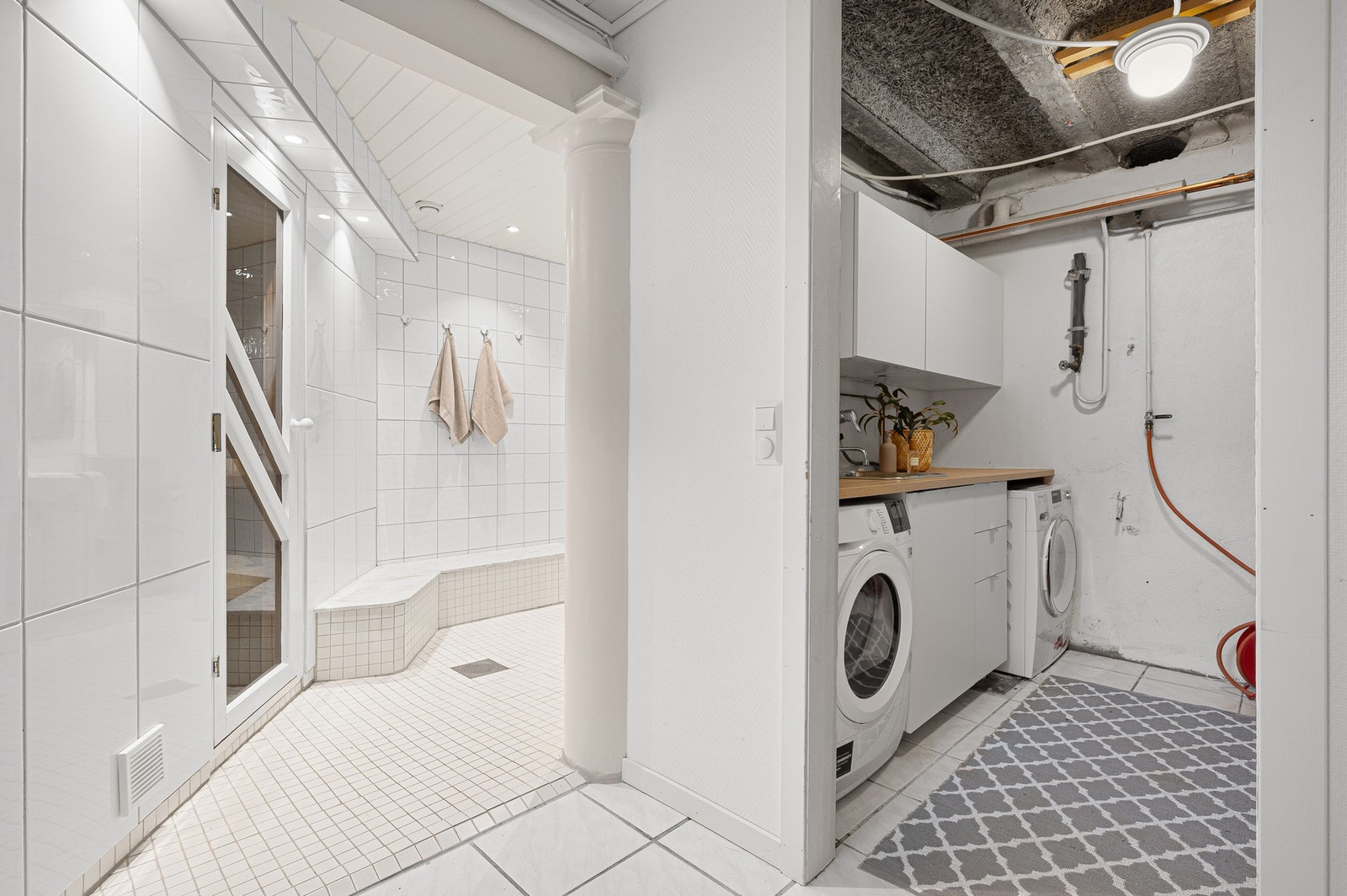 I sokkeletasjen finner du et romslig flislagt bad med både dusjsone og badstue. Galleribilde