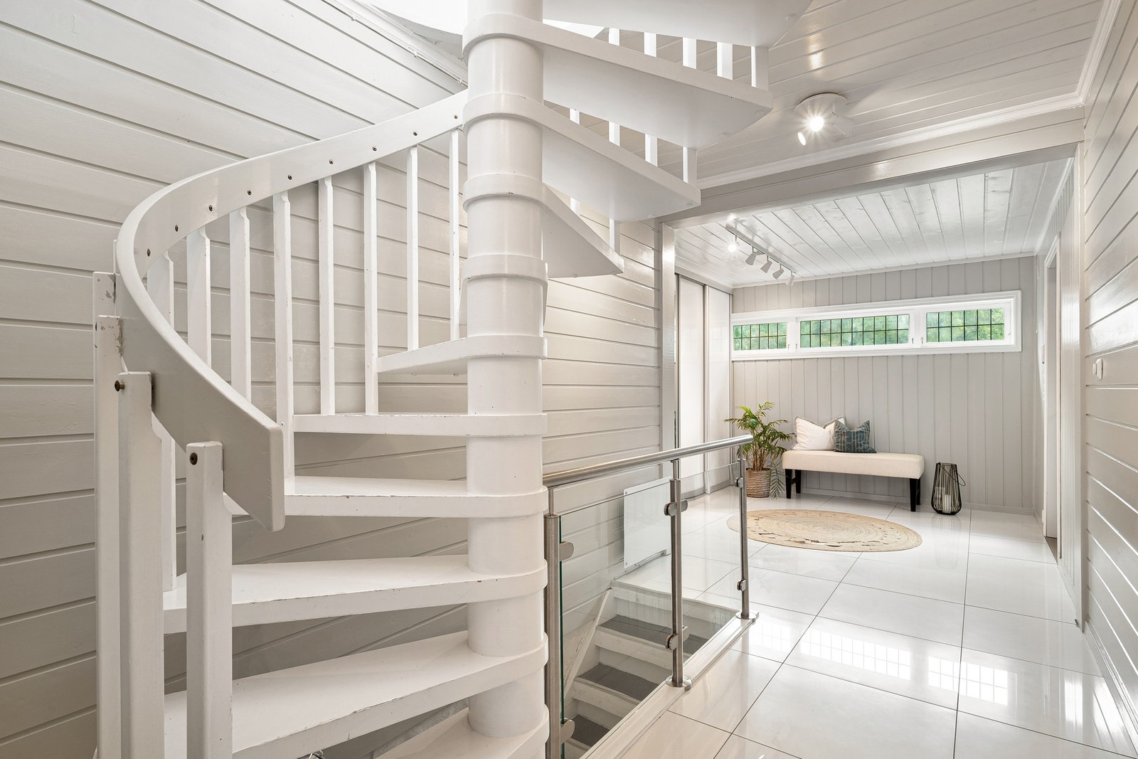 Romslig entré med god plass til å ta imot gjester - herfra er det enkel tilgang til både sokkel, hovedetasje og 2.etasje. Galleribilde