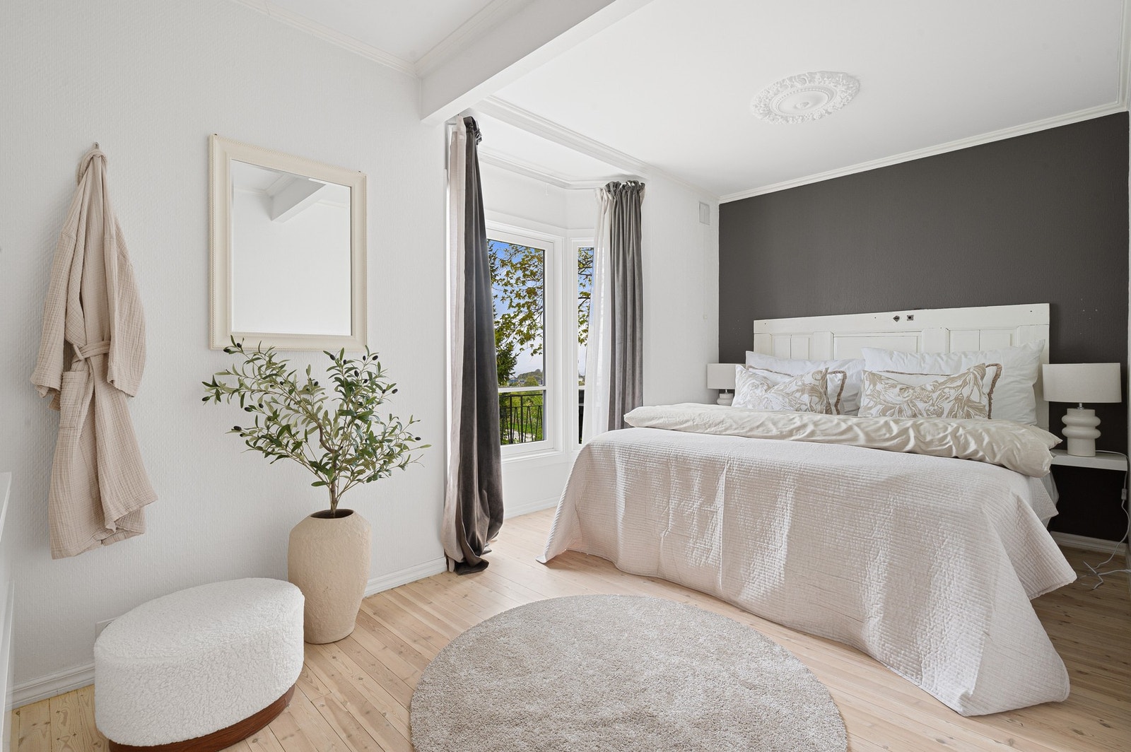 Behagelig hovedsoverom i rolige farger med praktisk adkomst til både bad og omkledningsrom. Galleribilde