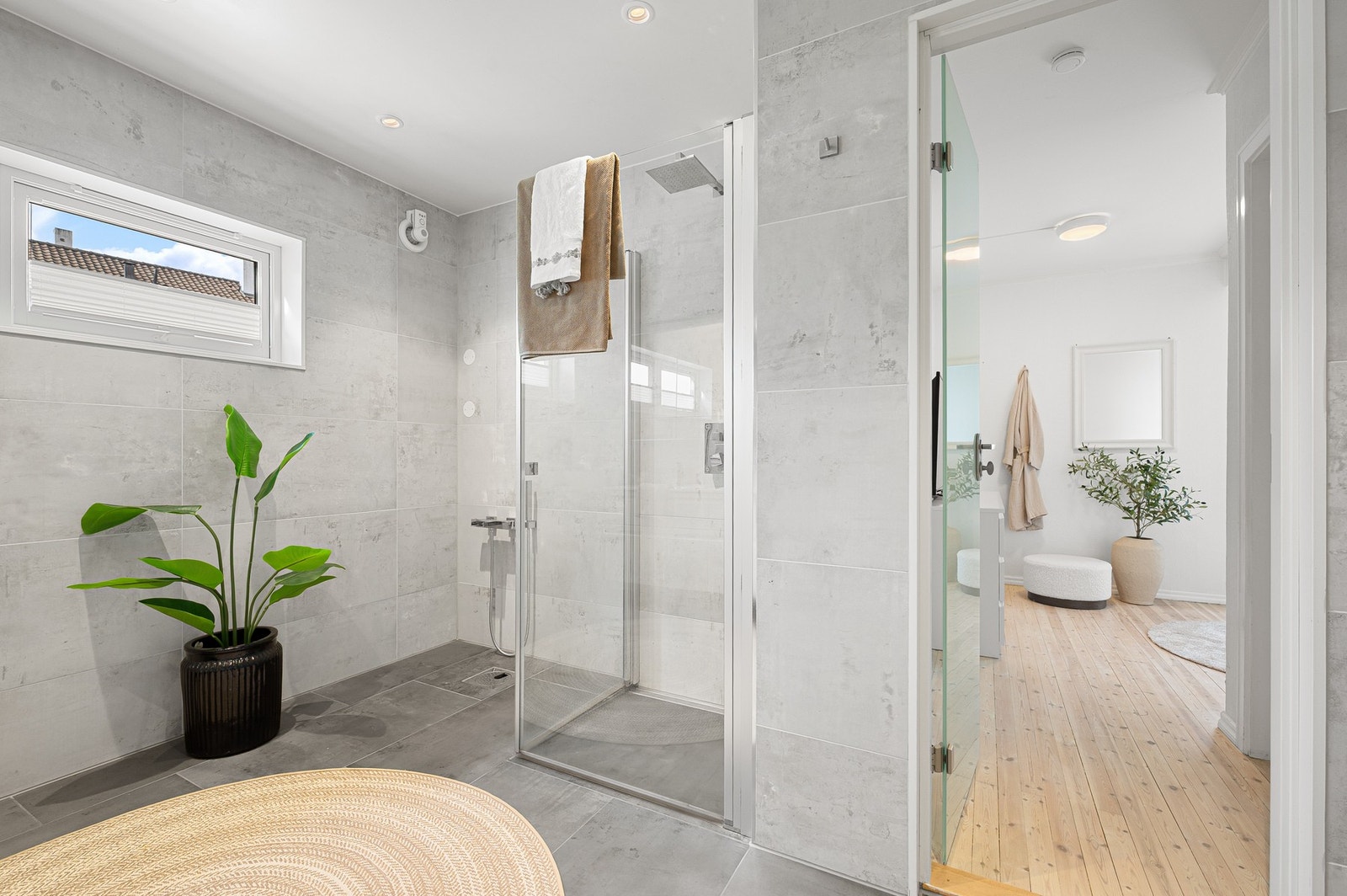 Badet har dusjhjørne med regndusj og praktisk adkomst fra både gang og hovedsoverommet. Galleribilde