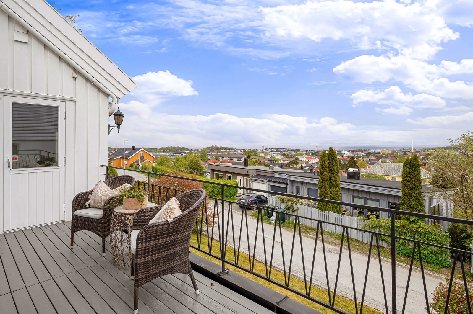 Flott uteplass med fantastisk utsikt over byen. Galleribilde