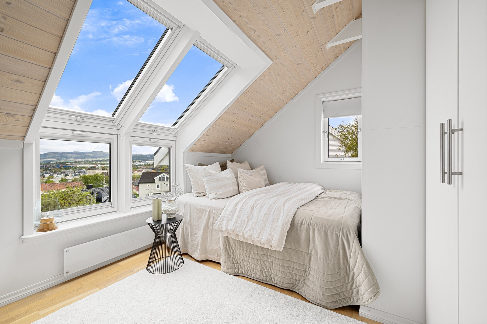 Våkne til utsikten over Trondheim fra dette lyse og luftige rommet med plass til både seng og garderobe. Galleribilde