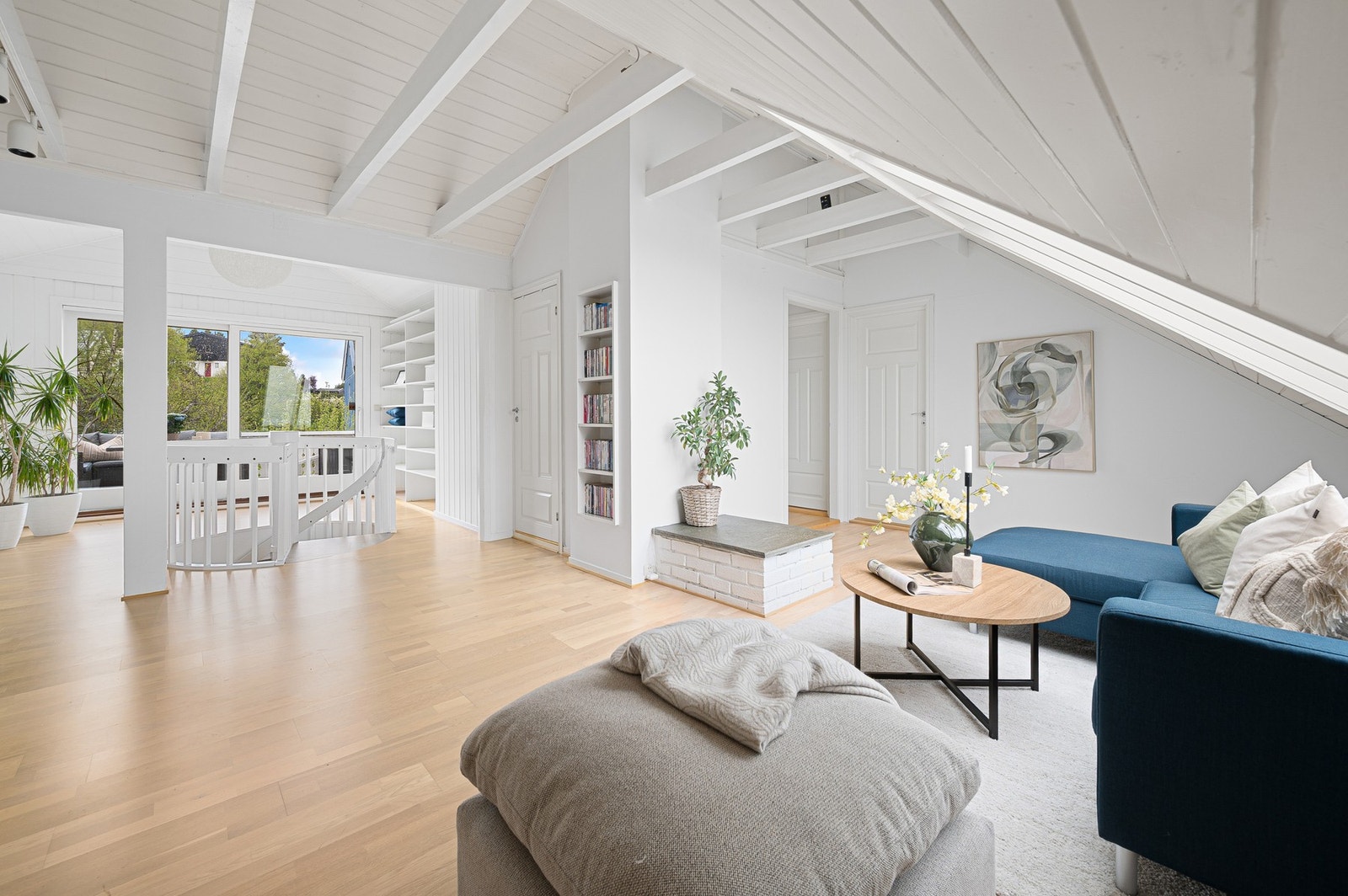 En romslig loftstue med flere møbleringsmuligheter og flott tilknytning til uteplass. Galleribilde