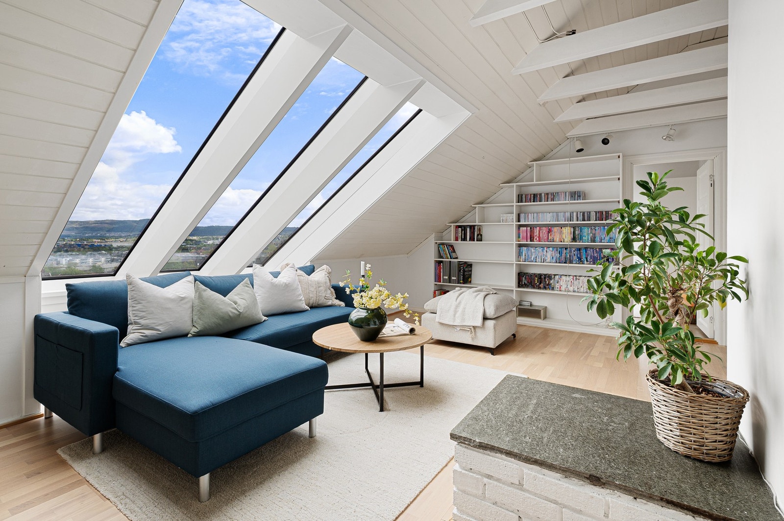 Stuen i toppetasjen har god plass til både sofagruppe og bokhylle - perfekt som loftstue, TV-rom eller lekerom. Galleribilde