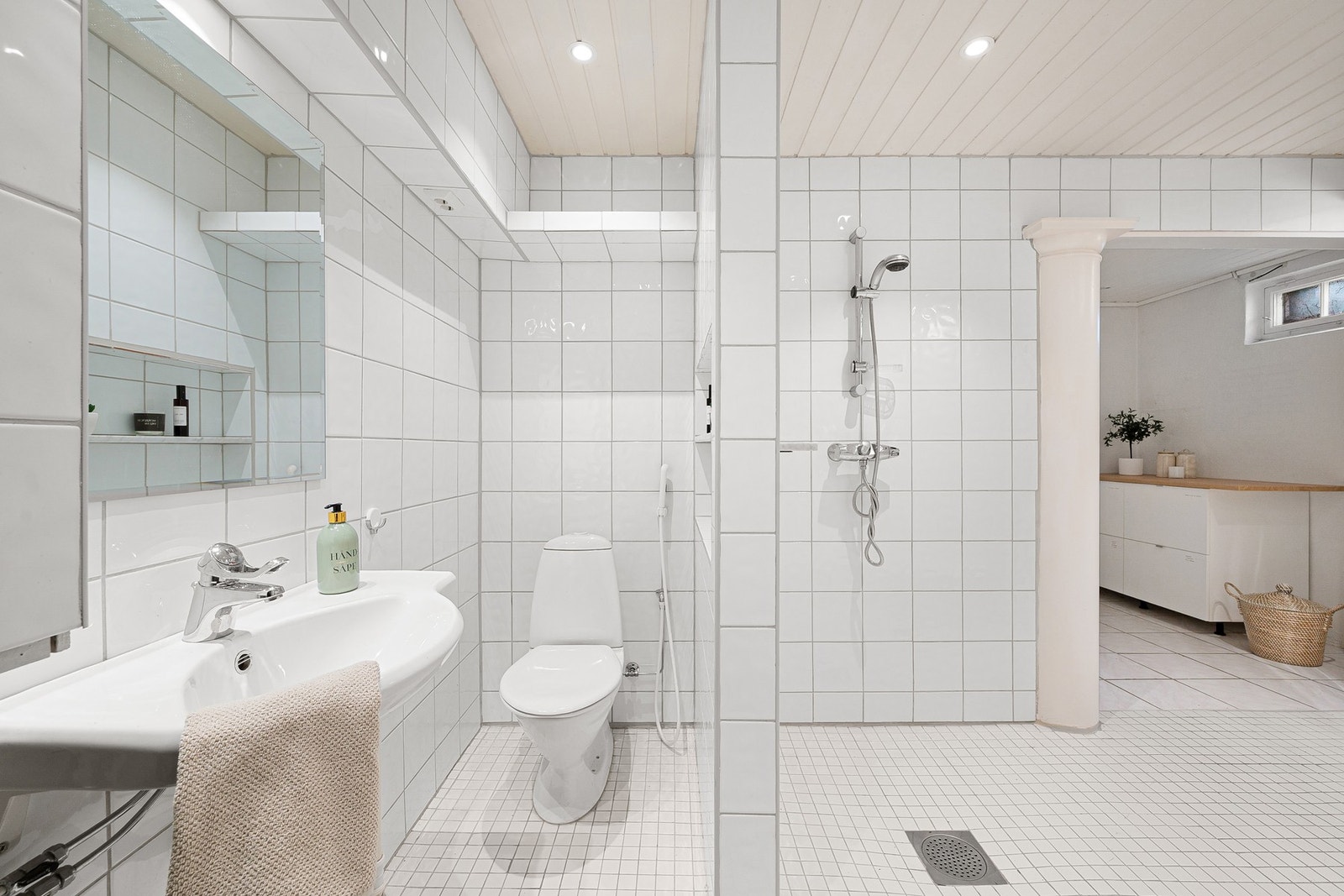 Badet er praktisk utformet og gir deg en ekstra dusj- og toalettløsning i tillegg til boligens øvrige bad. Galleribilde