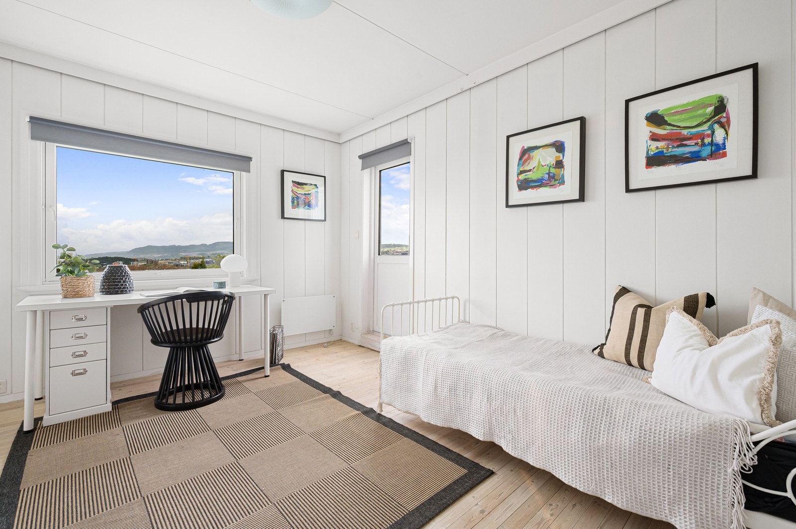 Kontor eller gjesterom? Rommet har godt med dagslys og tilgang til uteplass. Galleribilde