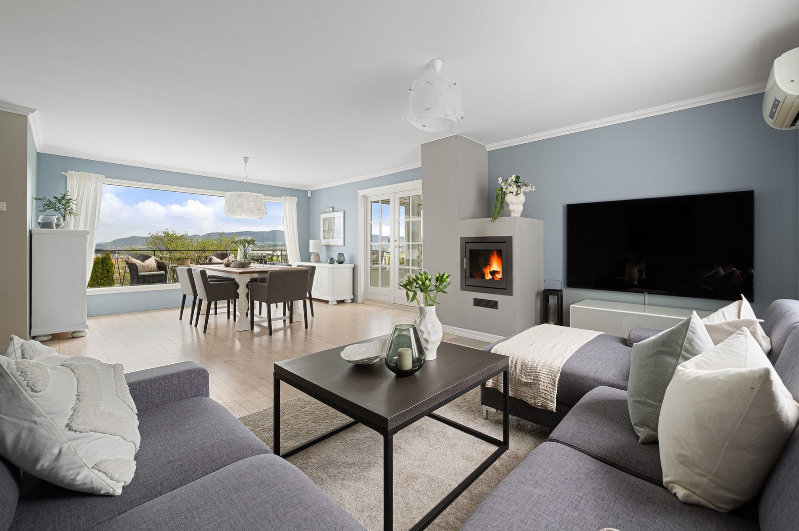 Lys og innbydende stue med store vindusflater, flott utsikt og god plass til både sofakrok og spisebord. Galleribilde