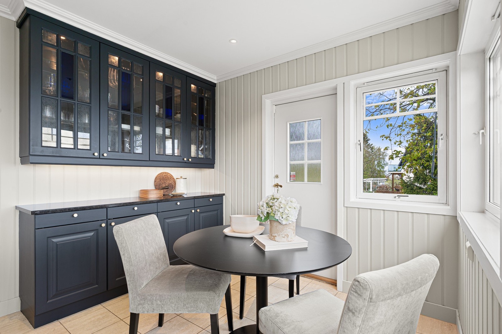 Med utgang til en usjenert balkong blir dette et naturlig samlingspunkt både inne og ute. Galleribilde