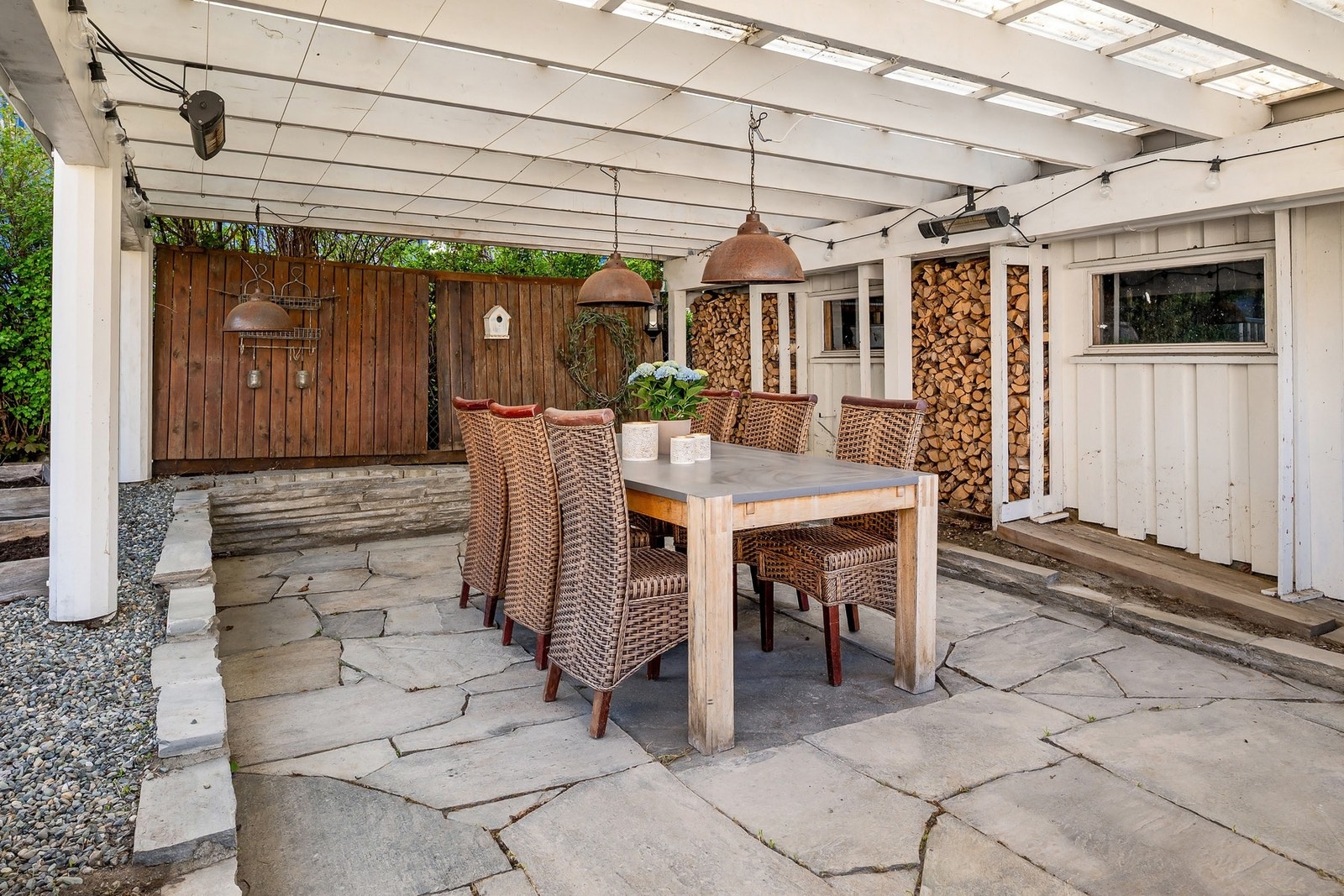 Fin uteplass ved garasjen, hvor man kan invitere til hyggelige sammenkomster. Galleribilde