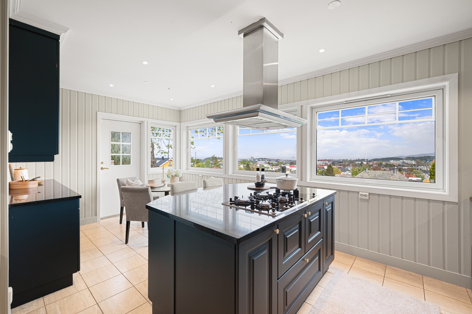 Kjøkkenet har store vindusflater som slipper inn rikelig med dagslys og gir flott utsyn over byen. Galleribilde