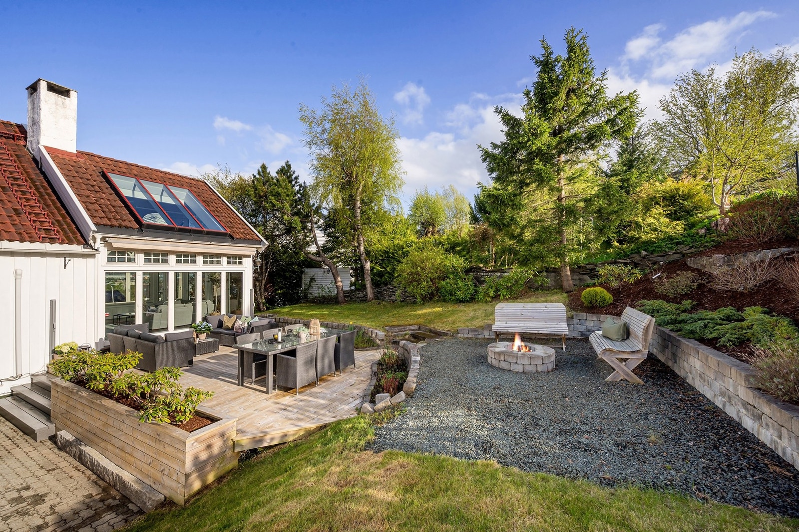 Med grønne omgivelser og en tilbaketrukket hage føles tomten som en liten oase. Galleribilde