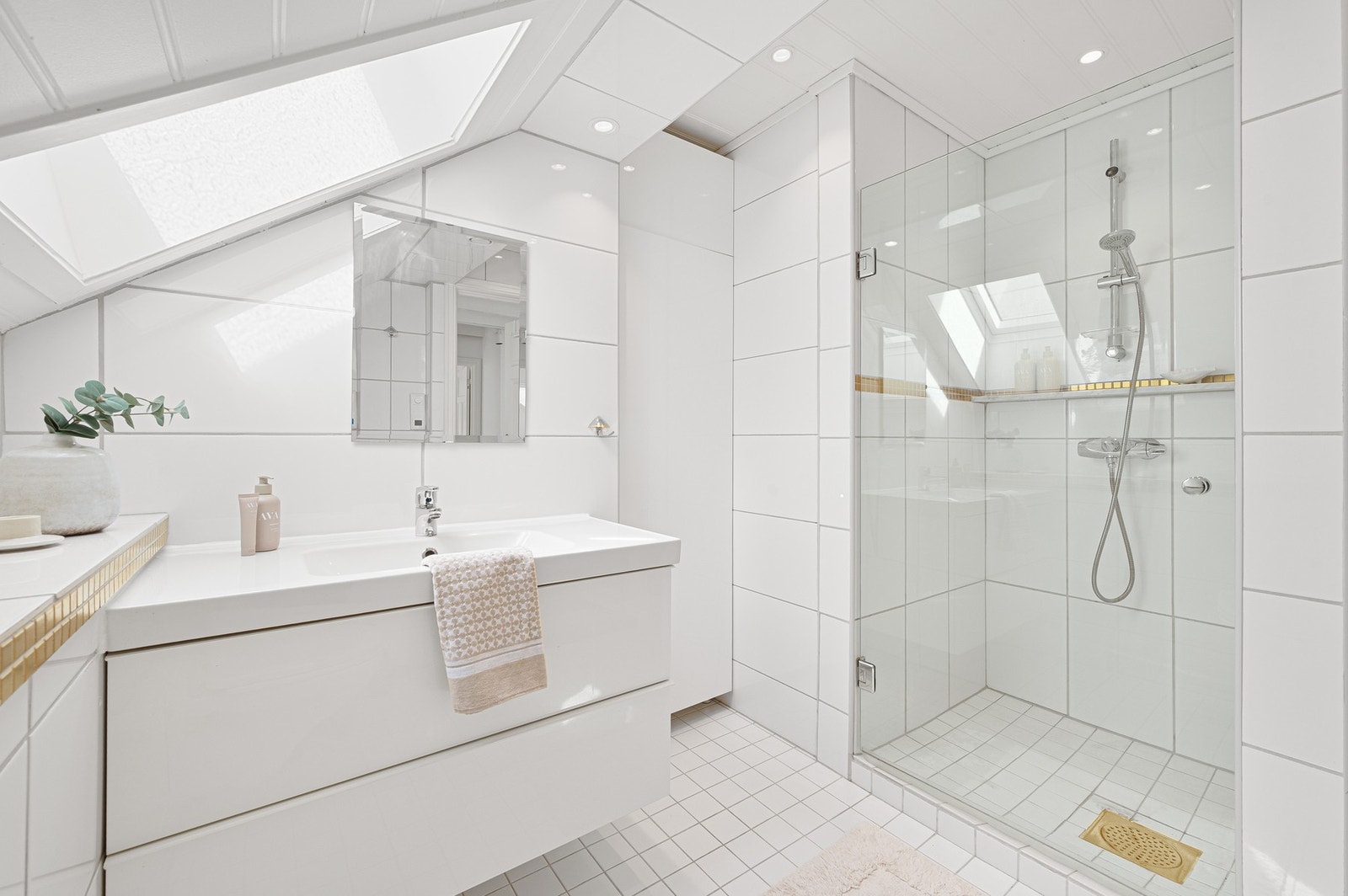 Stor servant med tilhørende underskuffer for ekstra lagringsplass. Galleribilde