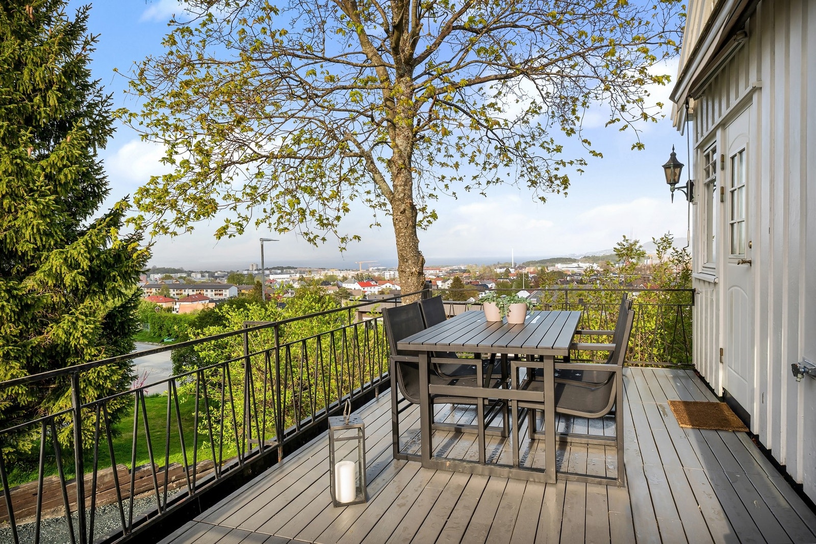 Med usjenert plassering og utsikt over byen, inviterer denne balkongen til rolige stunder fra morgen til kveld. Galleribilde