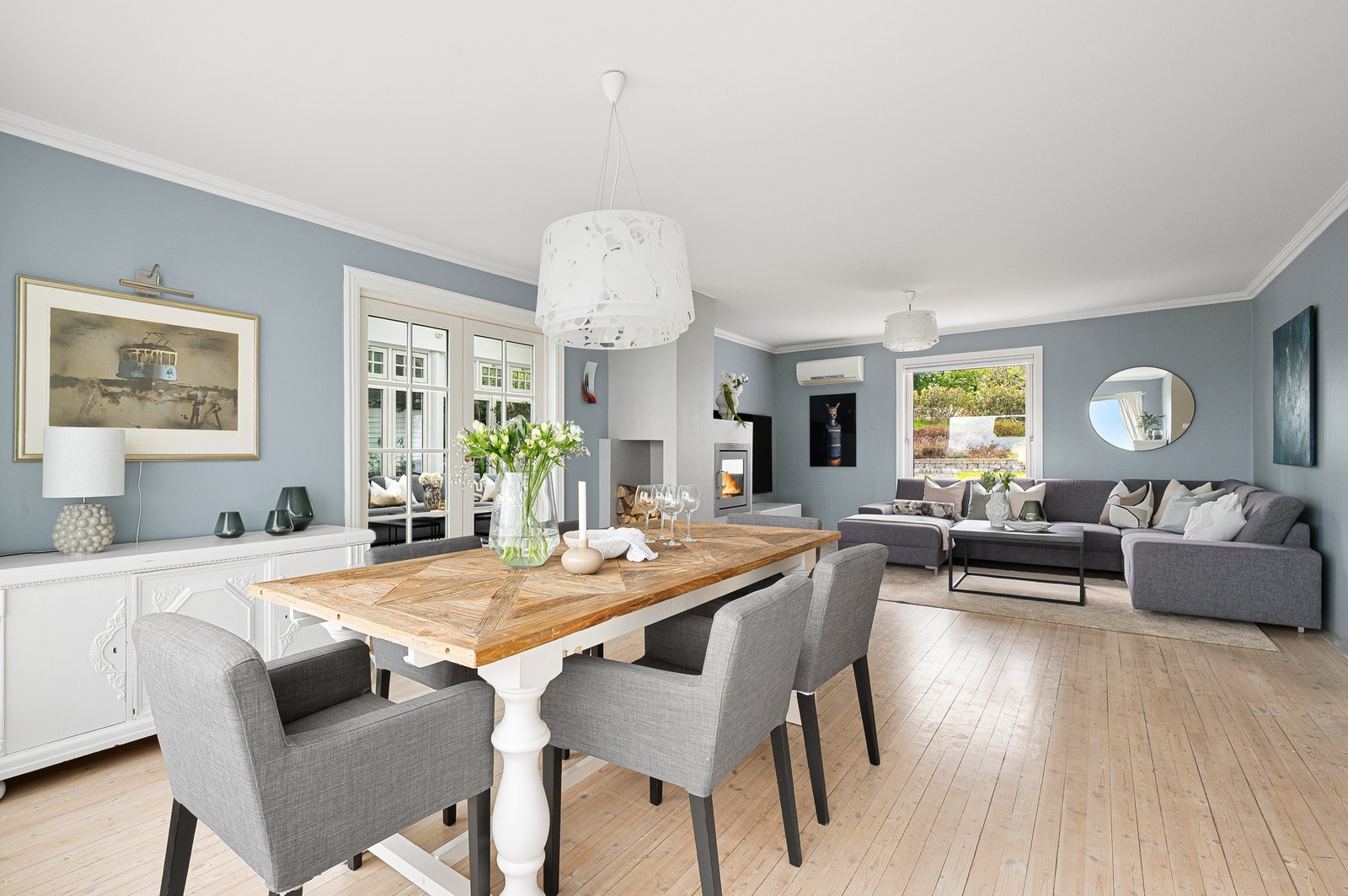 Spisestue og stue i åpen løsning med gode møbleringsmuligheter og dobbeltdør inn til vinterhagen. Galleribilde