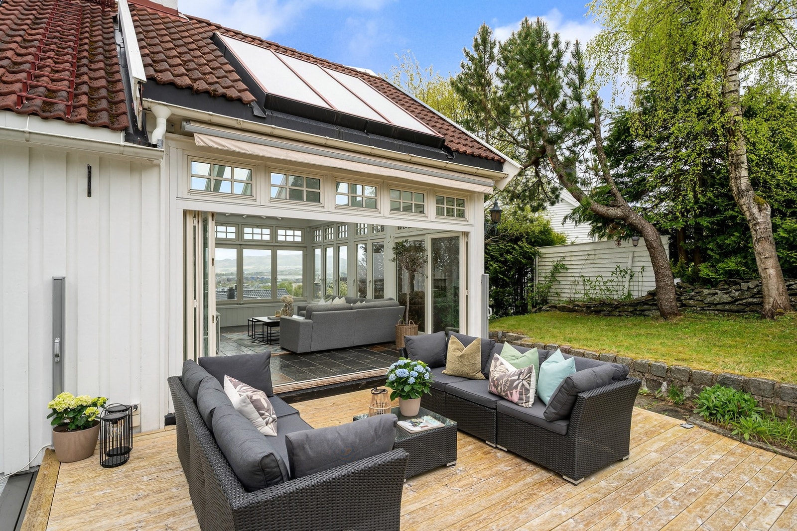 Fra vinterhagen har man direkte utgang til herlig uteplass med gode møbleringsmuligheter. Galleribilde