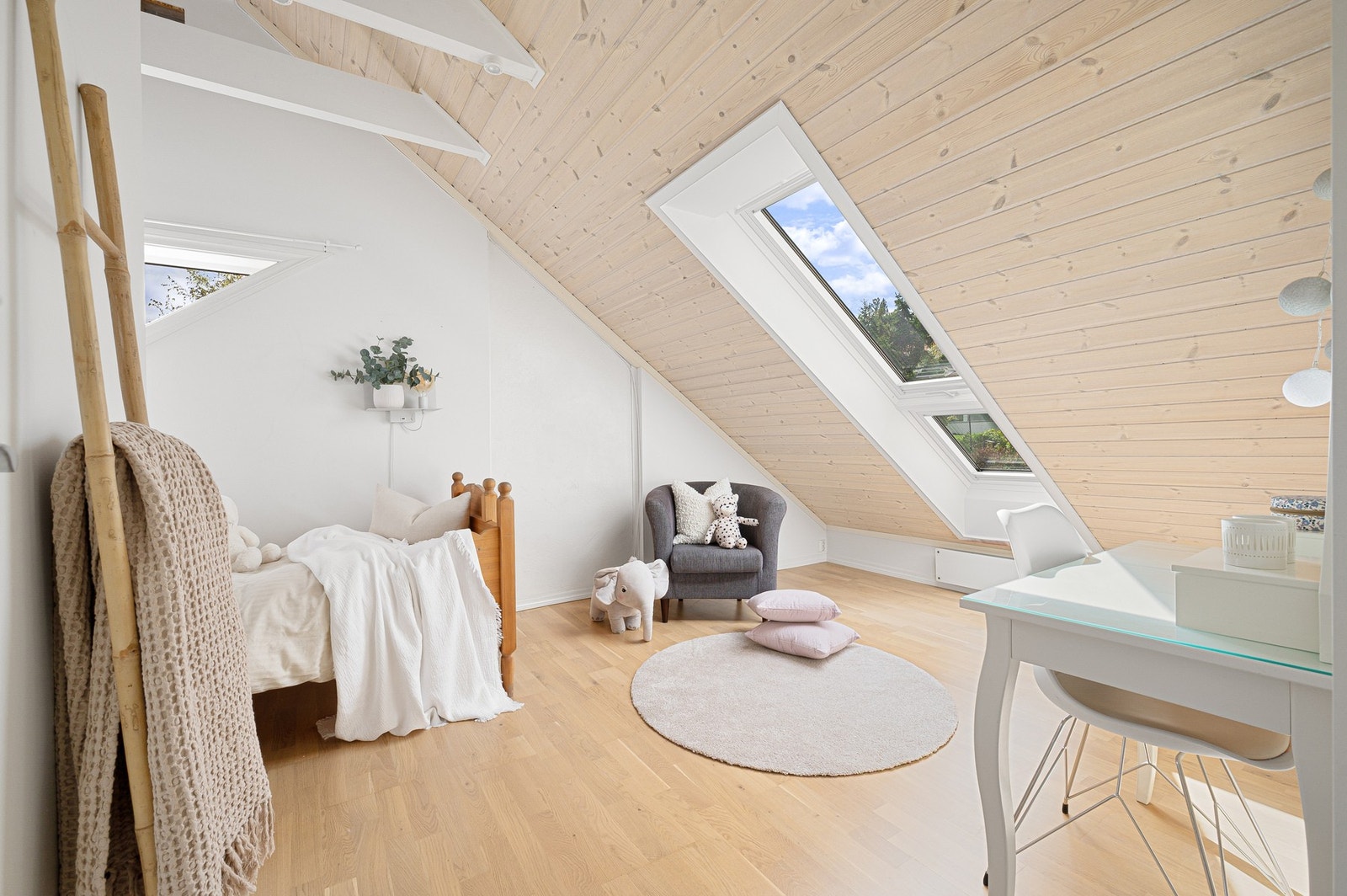 Det siste av fire soverom i 2.etasjen, også her får du god takhøyde og rikelig med lysinnslipp. Galleribilde