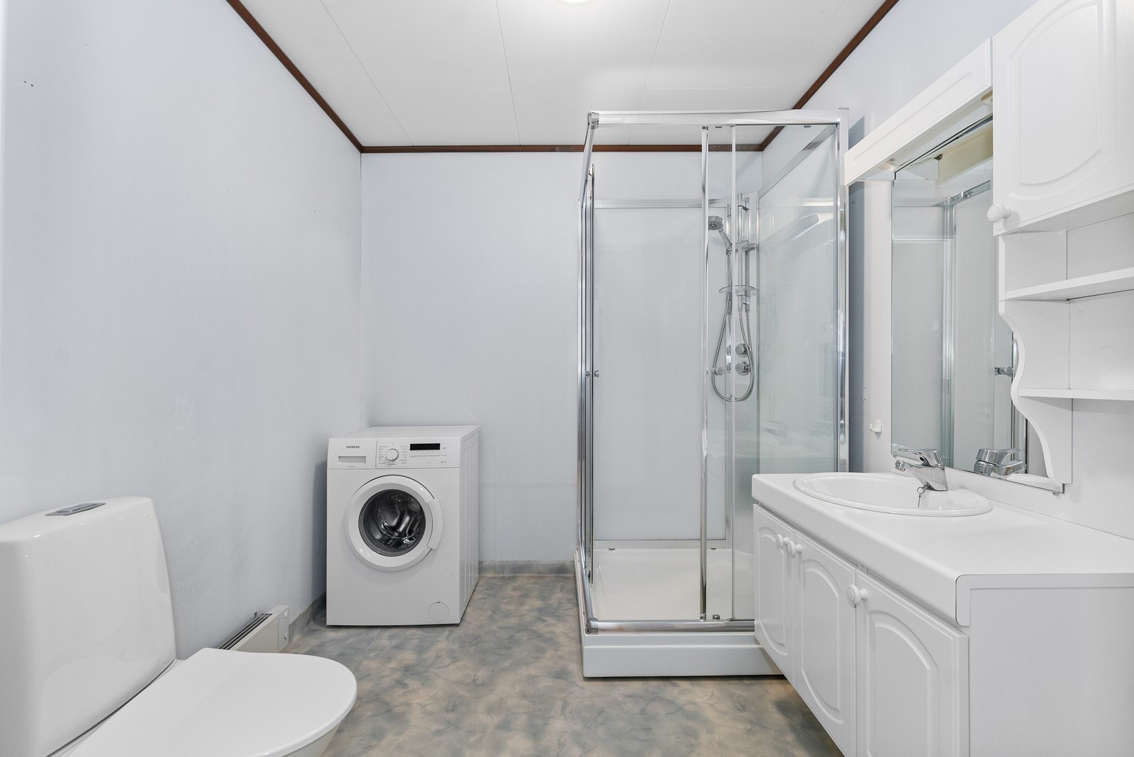 Badet har god størrelse med dusjkabinett. Galleribilde