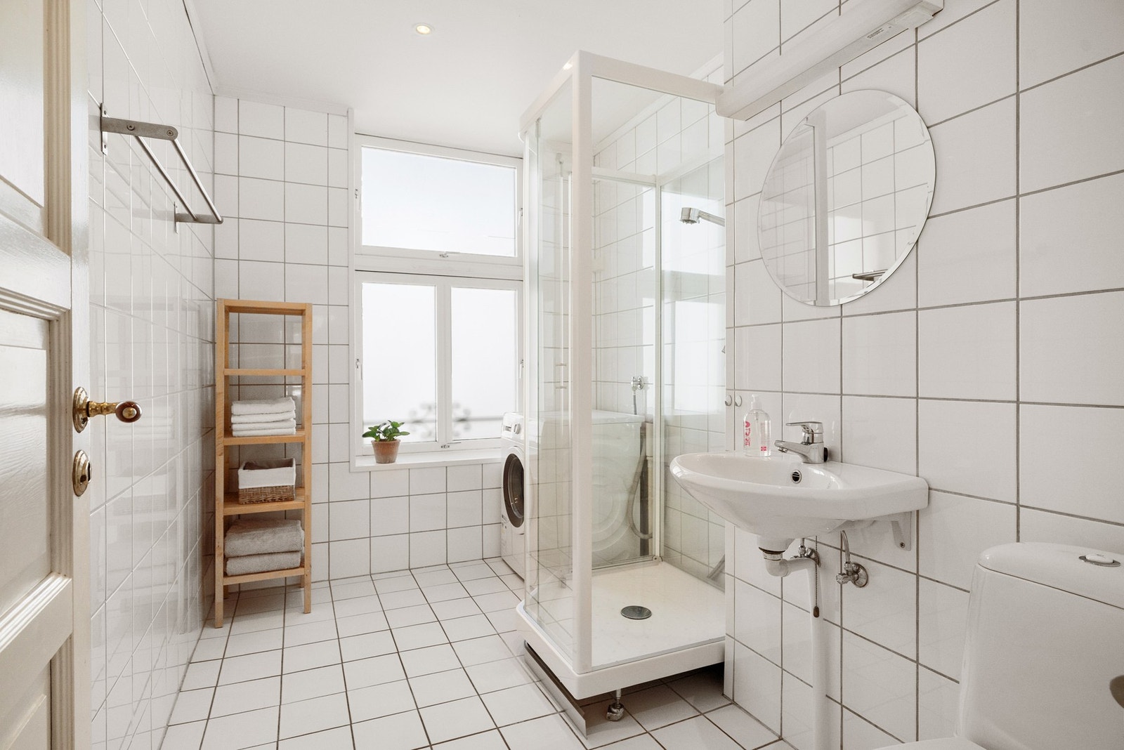 Pent flislagt bad med varmekabler. Galleribilde