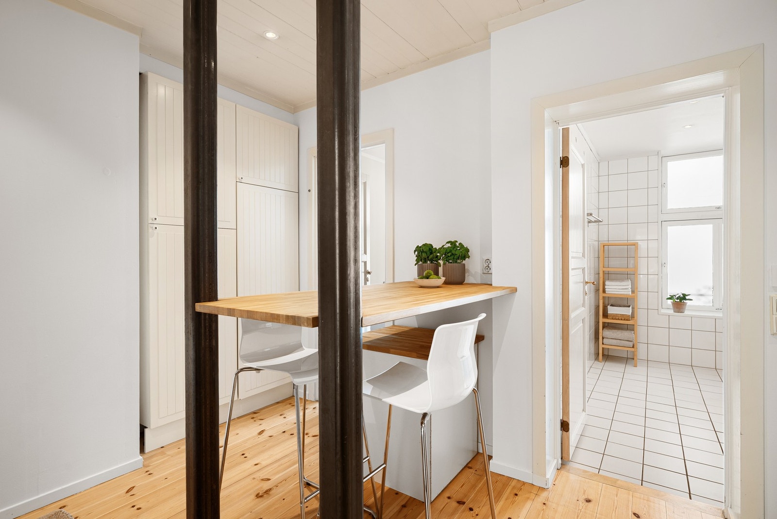 Boligen har gjenngående bruk av heltre gulv. Galleribilde