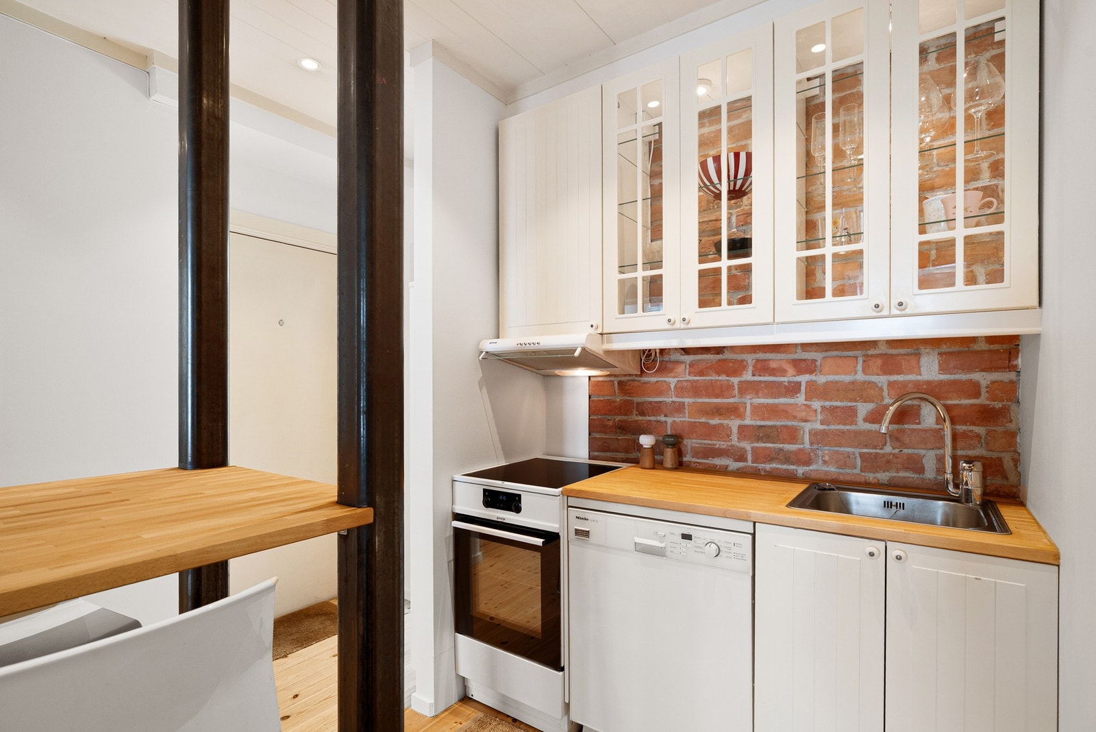 Innredning med profilerte fronter og heltre benkeplate. Galleribilde