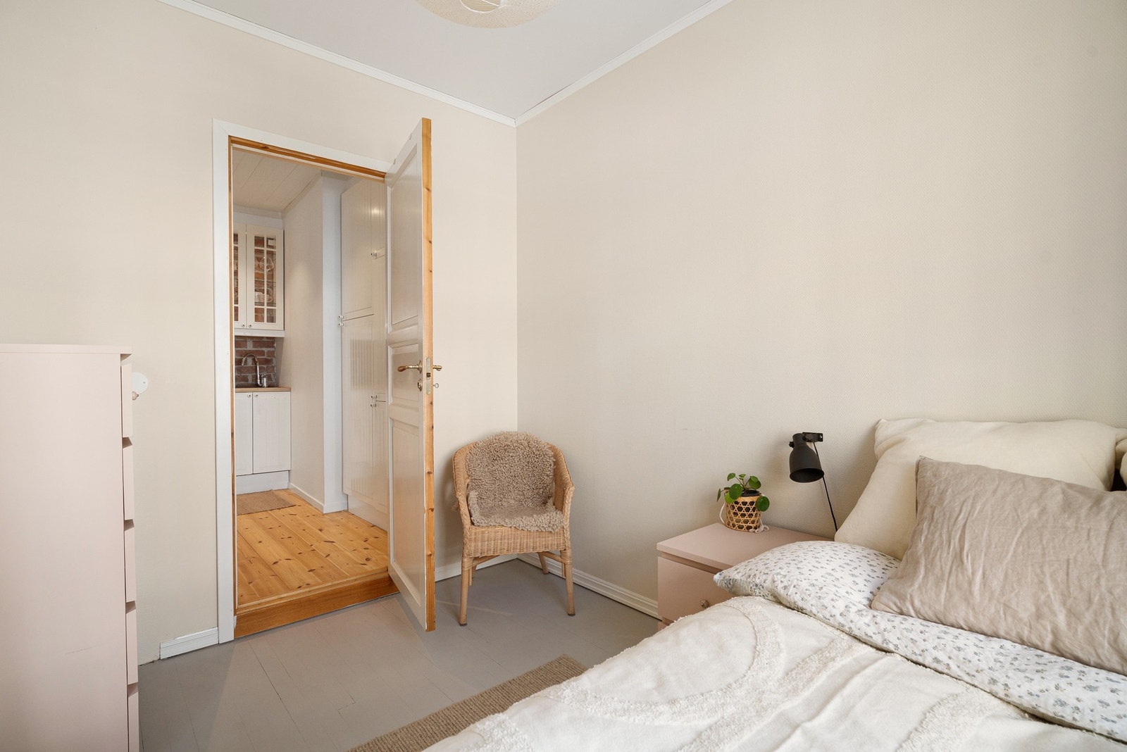 Soverommene ligger praktisk på hver sin side av leiligheten. Galleribilde