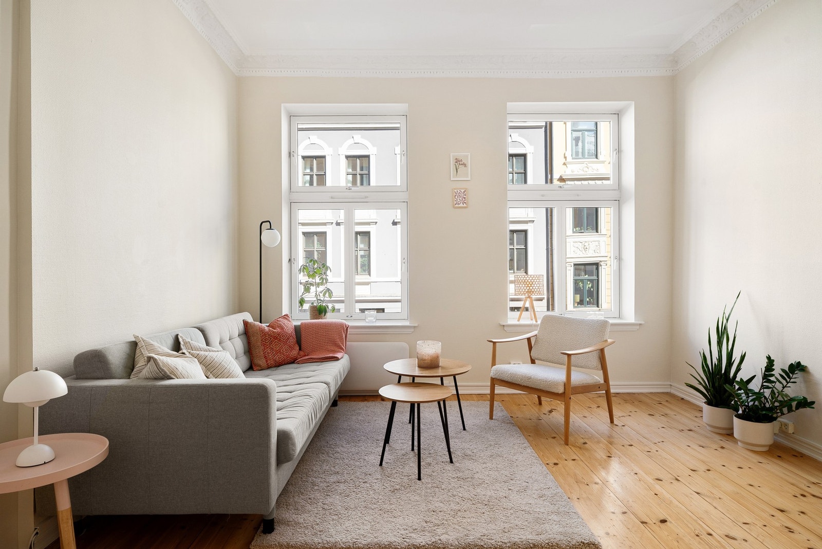 Store klassiske vindusflater og generøs takhøyde gir en lys og luftig atmosfære. Galleribilde