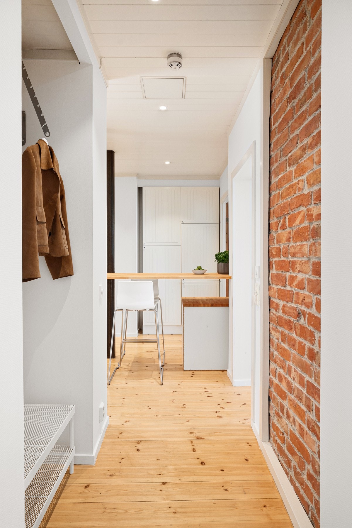 Lys og praktisk entré med plass til oppheng av yttertøy. Galleribilde